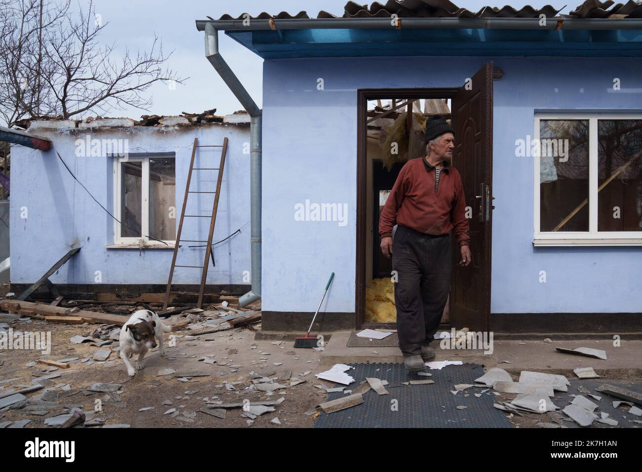 ©Gilles Bader / le Pictorium/MAXPPP - Shevchenkove 31/03/2022 Gilles Bader / le Pictorium - 31/3/2022 - Ukraine / Shevchenkove - le village de Shevchenkove dubombardier, à 20 km de Mykolaiev sur la route de Kherson, ce village a ete la cible de violents bombardements de la partie des russes qui ont enleve le maire. les villageois sont surpayés. l'eglise du village sert desormais de stock de nourriture provenance de l'aide internationale / 31/3/2022 - Ukraine / ? Shevchenkove ? - Le village de Shevchenkove, à 20 km de Mykolaiev sur la route de Kherson, a été la cible de la violente bom Banque D'Images