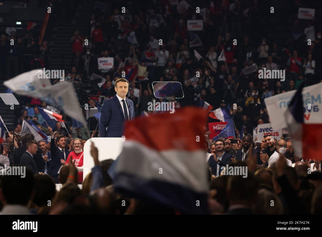 ©PHOTOPQR/LE PARISIEN/Olivier Lejeune ; la défense ; 02/04/2022 ; le président Emmanuel Macron, candidat de la République en marche à sa sélection, en réunion à la Défense ce samedi après-midi à Paris. - Le Président Emmanuel Macron, candidat de la République en Marche à la réélection, en réunion à la Défense Banque D'Images