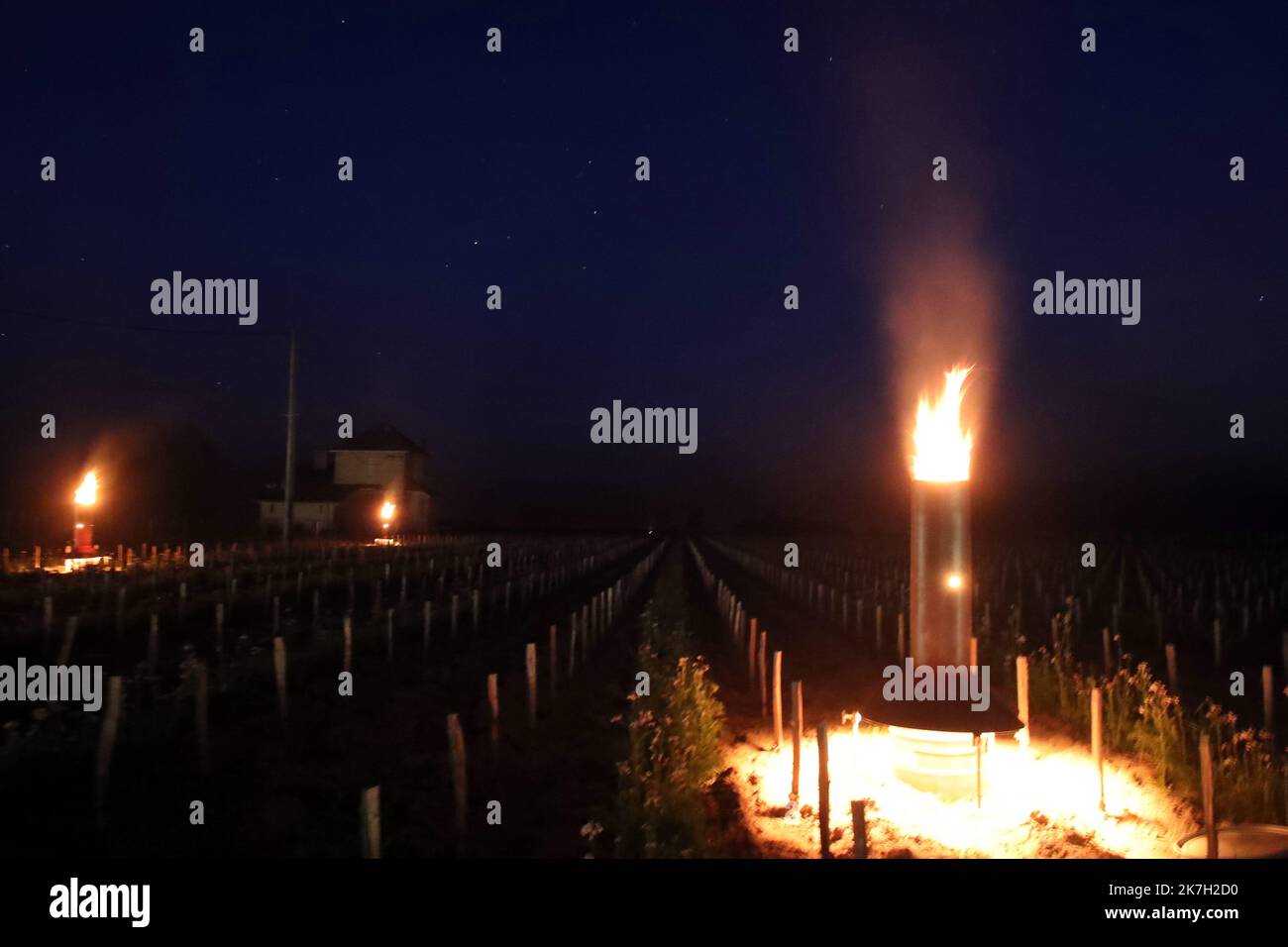 ©PHOTOPQR/Sud Ouest/Laurent Theillet ; Libourne ; 03/04/2022 ; Gel dans les vignes, la région de Libourne les appellations Saint Emilion et Pomerol lutte contre le coup de froid . Libourne le 3 avril 2022; photo Laurent Theillet / Sud Ouest Libourne; 03/04/2022; Frost dans les vignes, la région de Libourne, les appellations Saint Emilion et Pomerol luttent contre la cagnotte froide. Les vignerons installent des appareils de chauffage (brulôts) au milieu des rangées de vignes. Banque D'Images
