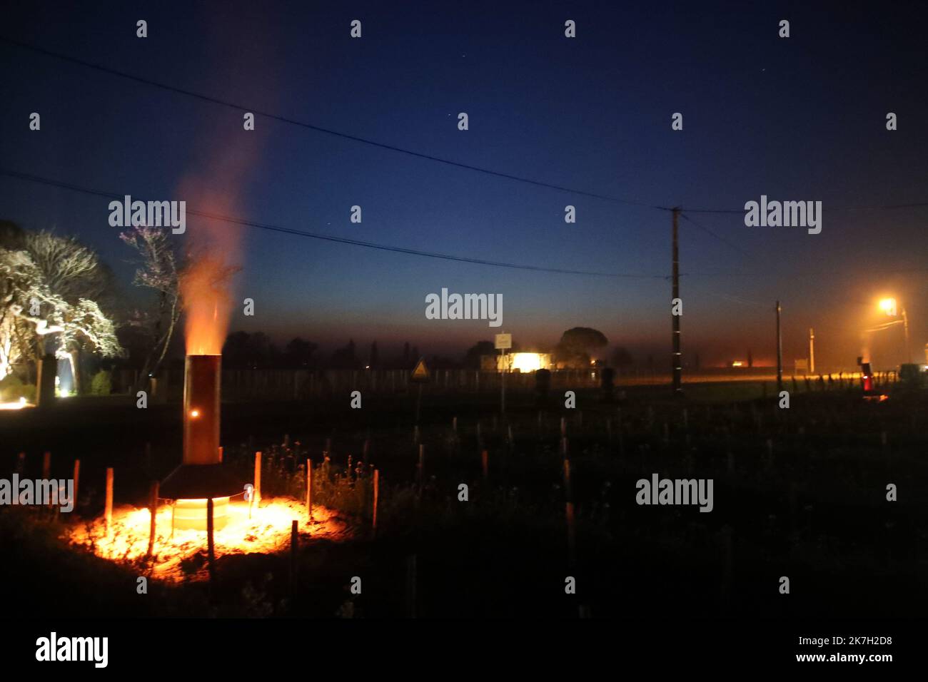 ©PHOTOPQR/Sud Ouest/Laurent Theillet ; Libourne ; 03/04/2022 ; Gel dans les vignes, la région de Libourne les appellations Saint Emilion et Pomerol lutte contre le coup de froid . Libourne le 3 avril 2022; photo Laurent Theillet / Sud Ouest Libourne; 03/04/2022; Frost dans les vignes, la région de Libourne, les appellations Saint Emilion et Pomerol luttent contre la cagnotte froide. Les vignerons installent des appareils de chauffage (brulôts) au milieu des rangées de vignes. Banque D'Images