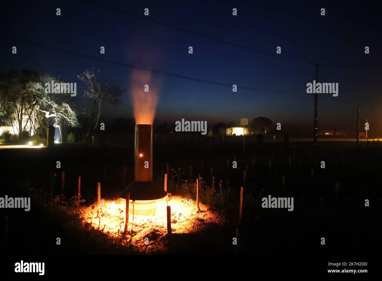 ©PHOTOPQR/Sud Ouest/Laurent Theillet ; Libourne ; 03/04/2022 ; Gel dans les vignes, la région de Libourne les appellations Saint Emilion et Pomerol lutte contre le coup de froid . Libourne le 3 avril 2022; photo Laurent Theillet / Sud Ouest Libourne; 03/04/2022; Frost dans les vignes, la région de Libourne, les appellations Saint Emilion et Pomerol luttent contre la cagnotte froide. Les vignerons installent des appareils de chauffage (brulôts) au milieu des rangées de vignes. Banque D'Images