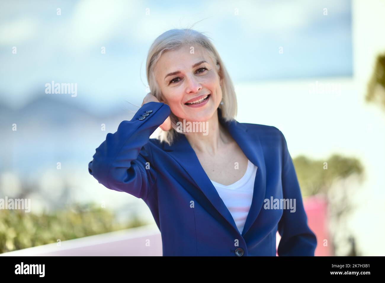 ©FRANCK CASTEL/MAXPPP - 02/04/2022 CANNES, FRANCE - AVRIL 03 Karina Arutyunyan participe à la photocall Infiniti lors du Festival des Canneseries sur 03 avril 2022 5th à Cannes, France. Banque D'Images