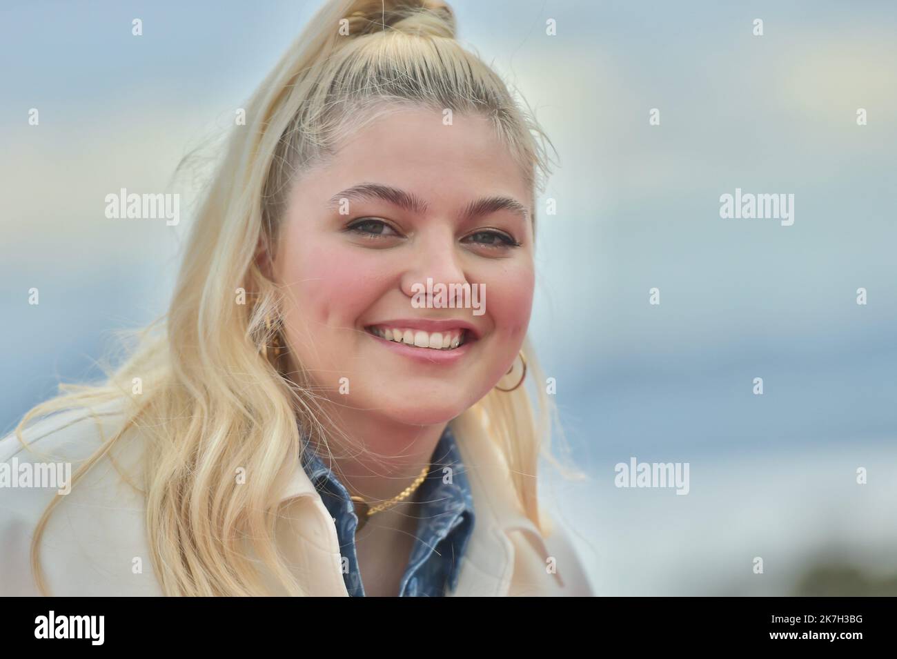 ©FRANCK CASTEL/MAXPPP - 02/04/2022 CANNES, FRANCE - AVRIL 03 Louane Emera participe à la photocall visions lors du Festival des Canneseries 5th sur 03 avril 2022 à Cannes, France Banque D'Images