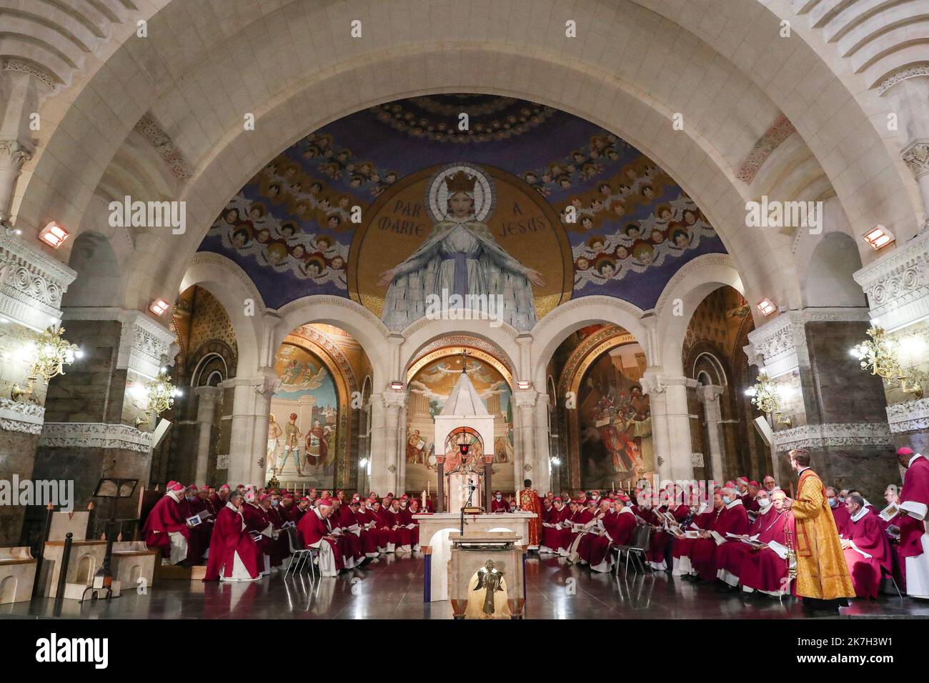 ©Manuel Blondau/AOP Press/MAXPPP - lors de la première édition de l'assemblée pléniere de printemps, les équidés de France célébrant une messe en greco-catholique presidee Mgr Hlib Lonchyna, administrateur apospolitique de l'Eparchie Saint-Volodymyr-le-Grand rite en France pour le Benelux et les Ukrainiens Pour le manifeste leur proximité avec les Ukrainiens et prier ensemble pour la paix dans une Basilique notre-Dame du Rosaire à Lourdes, France. Lourdes 05/04/2022 Lourdes, France, 5th 2022 avril le premier jour de l'assemblée plénière du printemps, les évêques de France célèbrent une messe Banque D'Images