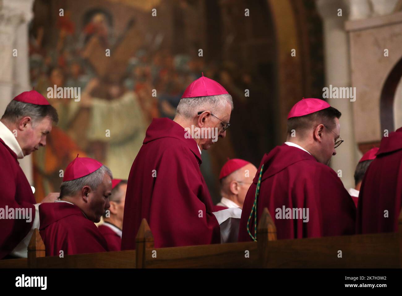 ©Manuel Blondau/AOP Press/MAXPPP - lors de la première édition de l'assemblée pléniere de printemps, les équidés de France célébrant une messe en greco-catholique presidee Mgr Hlib Lonchyna, administrateur apospolitique de l'Eparchie Saint-Volodymyr-le-Grand rite en France pour le Benelux et les Ukrainiens Pour le manifeste leur proximité avec les Ukrainiens et prier ensemble pour la paix dans une Basilique notre-Dame du Rosaire à Lourdes, France. Lourdes 05/04/2022 Lourdes, France, 5th 2022 avril le premier jour de l'assemblée plénière du printemps, les évêques de France célèbrent une messe Banque D'Images