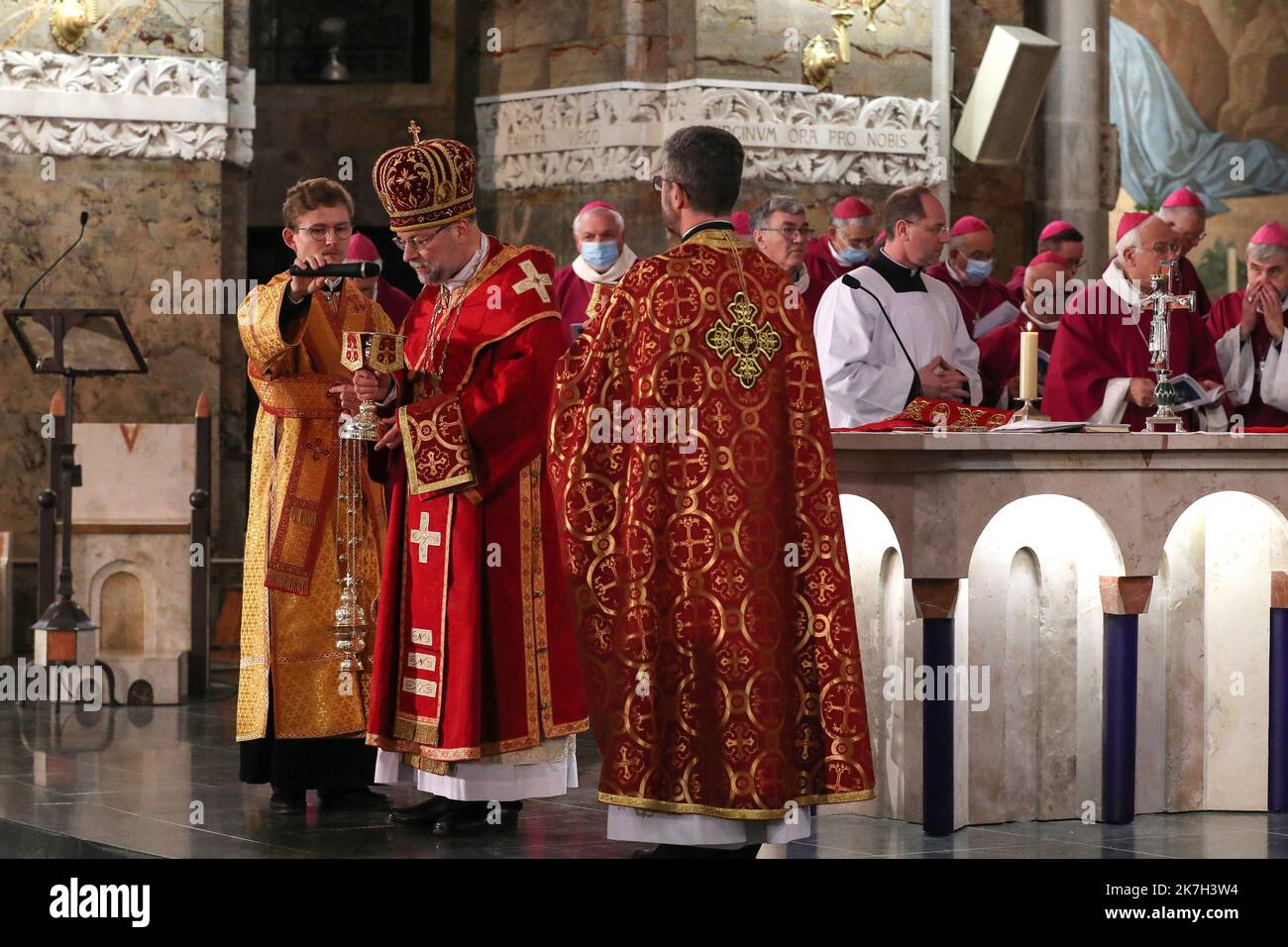 ©Manuel Blondau/AOP Press/MAXPPP - lors de la première édition de l'assemblée pléniere de printemps, les équidés de France célébrant une messe en greco-catholique presidee Mgr Hlib Lonchyna, administrateur apospolitique de l'Eparchie Saint-Volodymyr-le-Grand rite en France pour le Benelux et les Ukrainiens Pour le manifeste leur proximité avec les Ukrainiens et prier ensemble pour la paix dans une Basilique notre-Dame du Rosaire à Lourdes, France. Lourdes 05/04/2022 Lourdes, France, 5th 2022 avril le premier jour de l'assemblée plénière du printemps, les évêques de France célèbrent une messe Banque D'Images