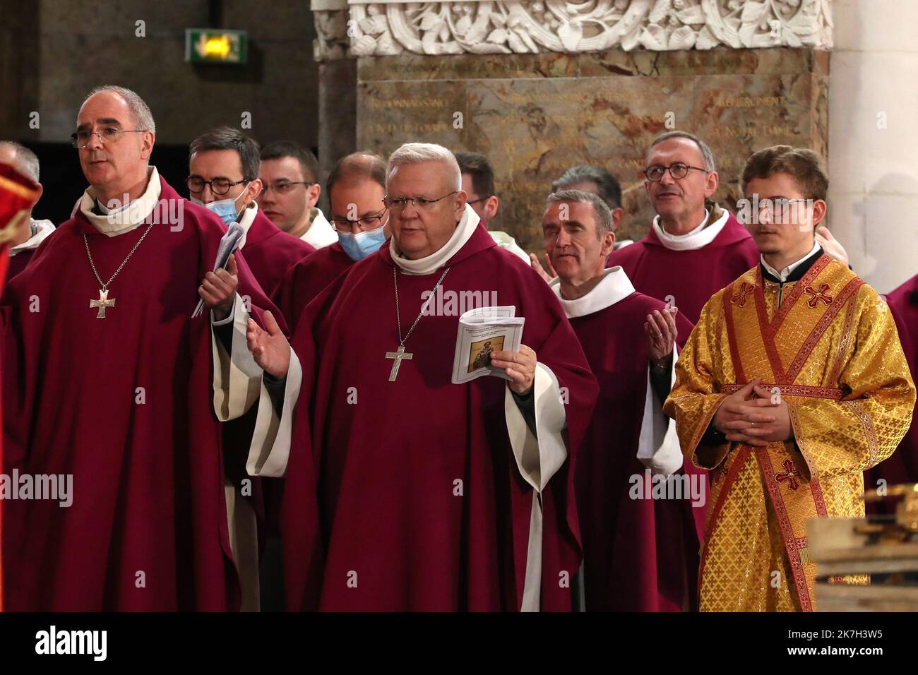 ©Manuel Blondau/AOP Press/MAXPPP - lors de la première édition de l'assemblée pléniere de printemps, les équidés de France célébrant une messe en greco-catholique presidee Mgr Hlib Lonchyna, administrateur apospolitique de l'Eparchie Saint-Volodymyr-le-Grand rite en France pour le Benelux et les Ukrainiens Pour le manifeste leur proximité avec les Ukrainiens et prier ensemble pour la paix dans une Basilique notre-Dame du Rosaire à Lourdes, France. Lourdes 05/04/2022 Lourdes, France, 5th 2022 avril le premier jour de l'assemblée plénière du printemps, les évêques de France célèbrent une messe Banque D'Images