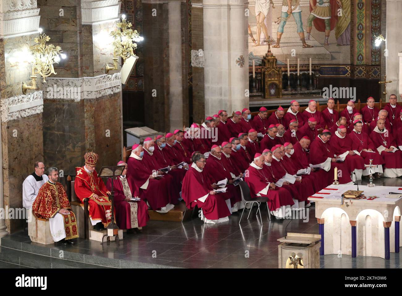 ©Manuel Blondau/AOP Press/MAXPPP - lors de la première édition de l'assemblée pléniere de printemps, les équidés de France célébrant une messe en greco-catholique presidee Mgr Hlib Lonchyna, administrateur apospolitique de l'Eparchie Saint-Volodymyr-le-Grand rite en France pour le Benelux et les Ukrainiens Pour le manifeste leur proximité avec les Ukrainiens et prier ensemble pour la paix dans une Basilique notre-Dame du Rosaire à Lourdes, France. Lourdes 05/04/2022 Lourdes, France, 5th 2022 avril le premier jour de l'assemblée plénière du printemps, les évêques de France célèbrent une messe Banque D'Images