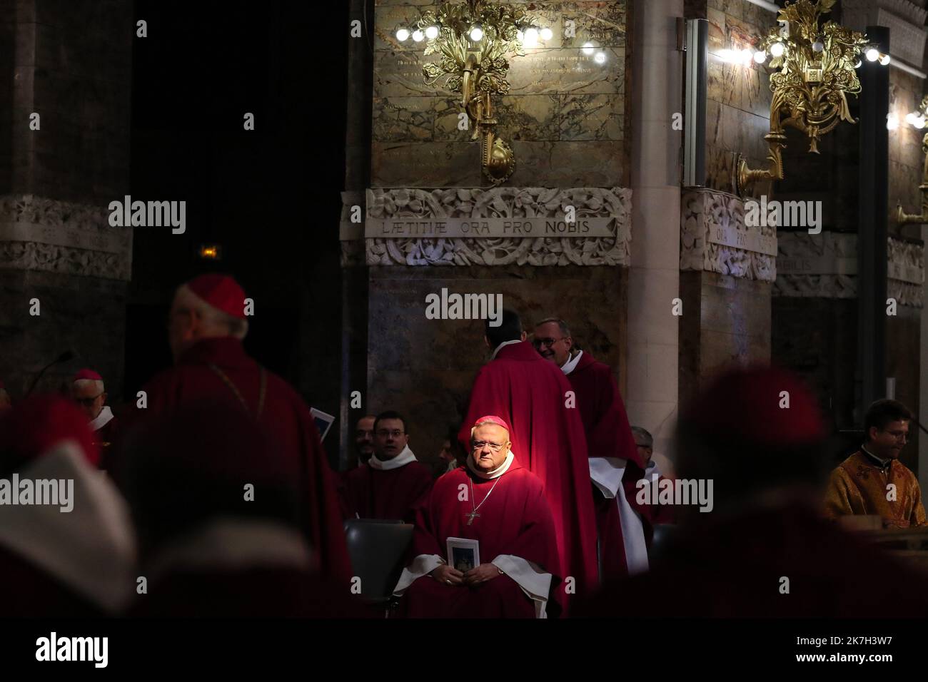 ©Manuel Blondau/AOP Press/MAXPPP - lors de la première édition de l'assemblée pléniere de printemps, les équidés de France célébrant une messe en greco-catholique presidee Mgr Hlib Lonchyna, administrateur apospolitique de l'Eparchie Saint-Volodymyr-le-Grand rite en France pour le Benelux et les Ukrainiens Pour le manifeste leur proximité avec les Ukrainiens et prier ensemble pour la paix dans une Basilique notre-Dame du Rosaire à Lourdes, France. Lourdes 05/04/2022 Lourdes, France, 5th 2022 avril le premier jour de l'assemblée plénière du printemps, les évêques de France célèbrent une messe Banque D'Images
