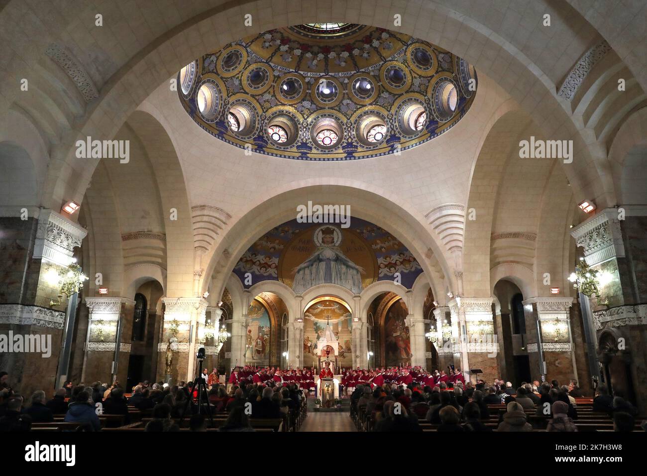 ©Manuel Blondau/AOP Press/MAXPPP - lors de la première édition de l'assemblée pléniere de printemps, les équidés de France célébrant une messe en greco-catholique presidee Mgr Hlib Lonchyna, administrateur apospolitique de l'Eparchie Saint-Volodymyr-le-Grand rite en France pour le Benelux et les Ukrainiens Pour le manifeste leur proximité avec les Ukrainiens et prier ensemble pour la paix dans une Basilique notre-Dame du Rosaire à Lourdes, France. Lourdes 05/04/2022 Lourdes, France, 5th 2022 avril le premier jour de l'assemblée plénière du printemps, les évêques de France célèbrent une messe Banque D'Images