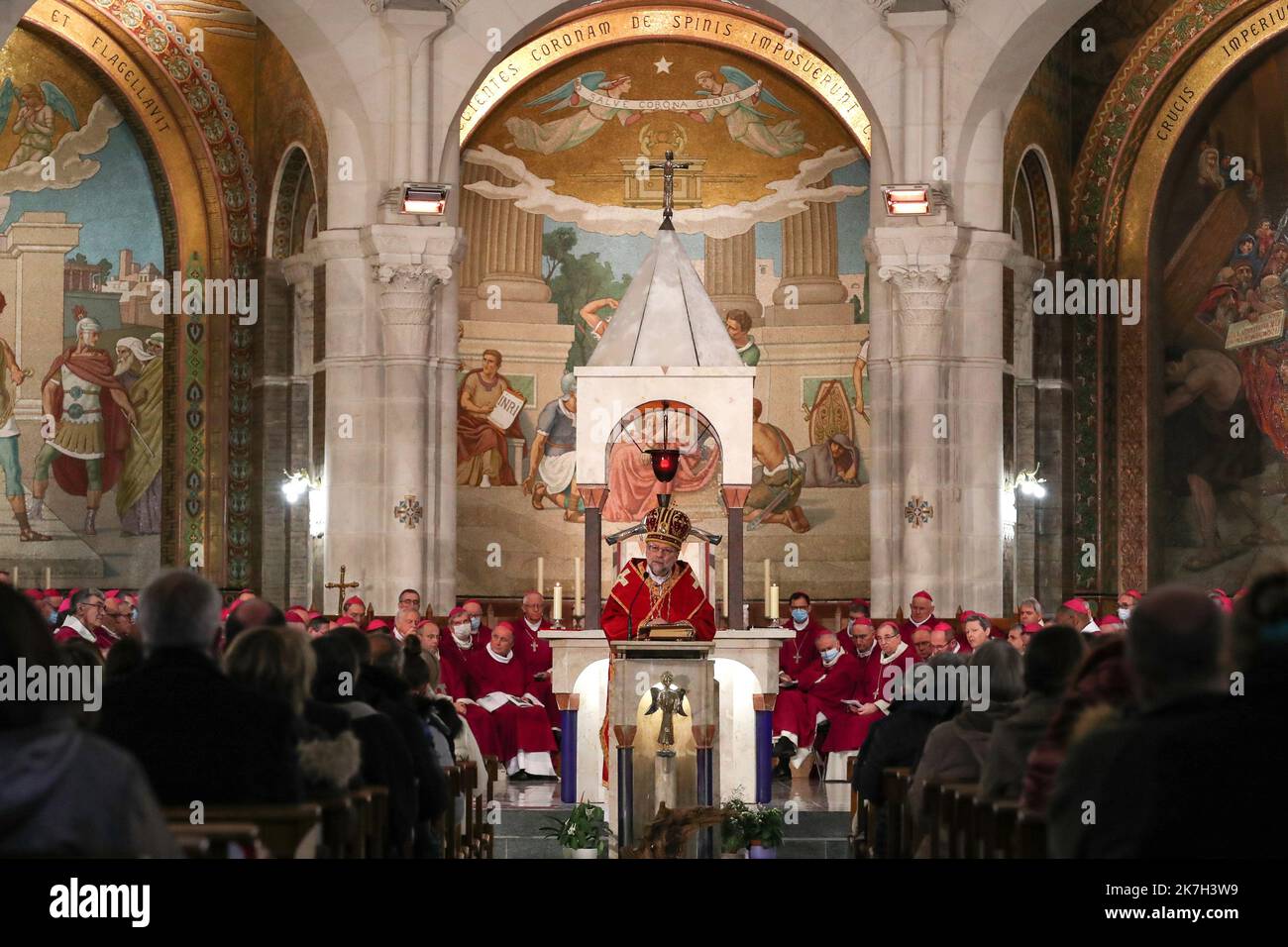 ©Manuel Blondau/AOP Press/MAXPPP - lors de la première édition de l'assemblée pléniere de printemps, les équidés de France célébrant une messe en greco-catholique presidee Mgr Hlib Lonchyna, administrateur apospolitique de l'Eparchie Saint-Volodymyr-le-Grand rite en France pour le Benelux et les Ukrainiens Pour le manifeste leur proximité avec les Ukrainiens et prier ensemble pour la paix dans une Basilique notre-Dame du Rosaire à Lourdes, France. Lourdes 05/04/2022 Lourdes, France, 5th 2022 avril le premier jour de l'assemblée plénière du printemps, les évêques de France célèbrent une messe Banque D'Images