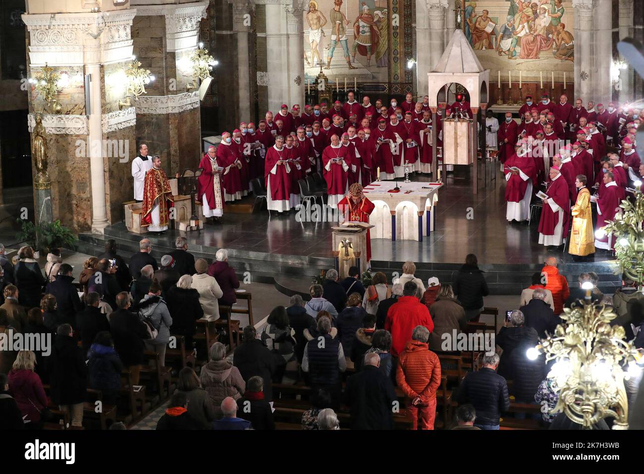 ©Manuel Blondau/AOP Press/MAXPPP - lors de la première édition de l'assemblée pléniere de printemps, les équidés de France célébrant une messe en greco-catholique presidee Mgr Hlib Lonchyna, administrateur apospolitique de l'Eparchie Saint-Volodymyr-le-Grand rite en France pour le Benelux et les Ukrainiens Pour le manifeste leur proximité avec les Ukrainiens et prier ensemble pour la paix dans une Basilique notre-Dame du Rosaire à Lourdes, France. Lourdes 05/04/2022 Lourdes, France, 5th 2022 avril le premier jour de l'assemblée plénière du printemps, les évêques de France célèbrent une messe Banque D'Images