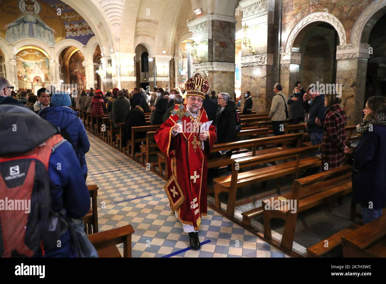©Manuel Blondau/AOP Press/MAXPPP - lors de la première édition de l'assemblée pléniere de printemps, les équidés de France célébrant une messe en greco-catholique presidee Mgr Hlib Lonchyna, administrateur apospolitique de l'Eparchie Saint-Volodymyr-le-Grand rite en France pour le Benelux et les Ukrainiens Pour le manifeste leur proximité avec les Ukrainiens et prier ensemble pour la paix dans une Basilique notre-Dame du Rosaire à Lourdes, France. Lourdes 05/04/2022 Lourdes, France, 5th 2022 avril le premier jour de l'assemblée plénière du printemps, les évêques de France célèbrent une messe Banque D'Images