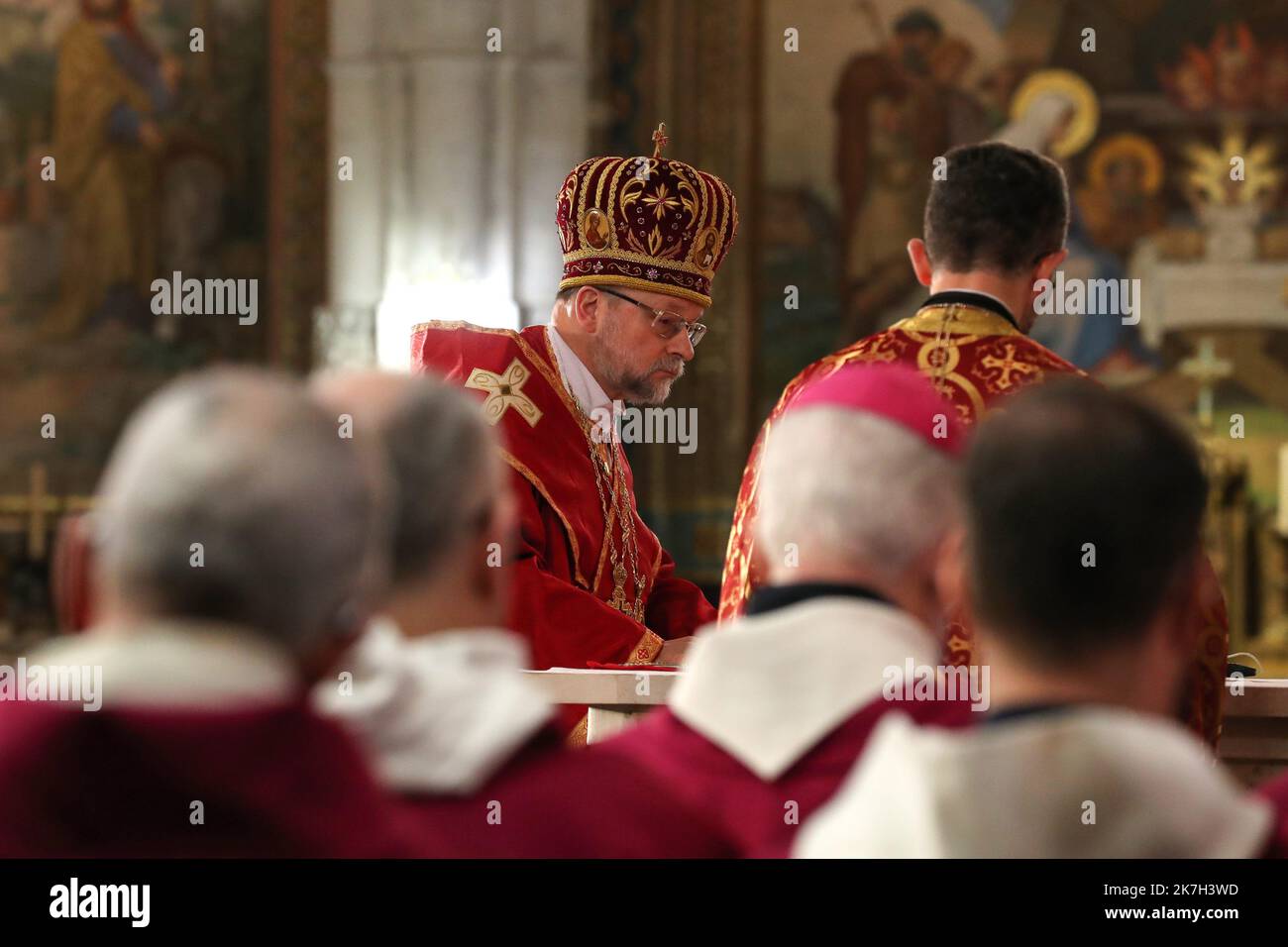 ©Manuel Blondau/AOP Press/MAXPPP - lors de la première édition de l'assemblée pléniere de printemps, les équidés de France célébrant une messe en greco-catholique presidee Mgr Hlib Lonchyna, administrateur apospolitique de l'Eparchie Saint-Volodymyr-le-Grand rite en France pour le Benelux et les Ukrainiens Pour le manifeste leur proximité avec les Ukrainiens et prier ensemble pour la paix dans une Basilique notre-Dame du Rosaire à Lourdes, France. Lourdes 05/04/2022 Lourdes, France, 5th 2022 avril le premier jour de l'assemblée plénière du printemps, les évêques de France célèbrent une messe Banque D'Images