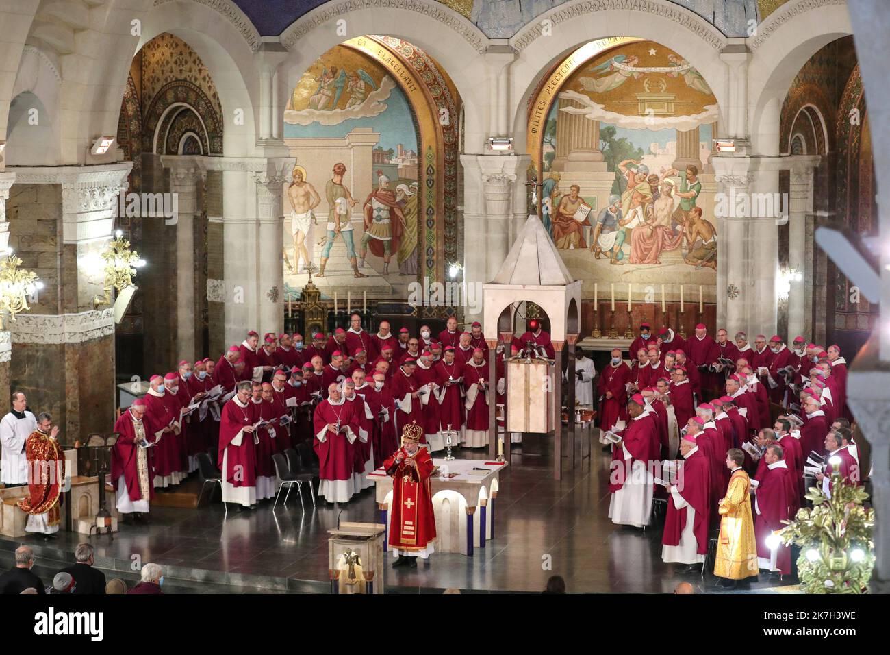 ©Manuel Blondau/AOP Press/MAXPPP - lors de la première édition de l'assemblée pléniere de printemps, les équidés de France célébrant une messe en greco-catholique presidee Mgr Hlib Lonchyna, administrateur apospolitique de l'Eparchie Saint-Volodymyr-le-Grand rite en France pour le Benelux et les Ukrainiens Pour le manifeste leur proximité avec les Ukrainiens et prier ensemble pour la paix dans une Basilique notre-Dame du Rosaire à Lourdes, France. Lourdes 05/04/2022 Lourdes, France, 5th 2022 avril le premier jour de l'assemblée plénière du printemps, les évêques de France célèbrent une messe Banque D'Images