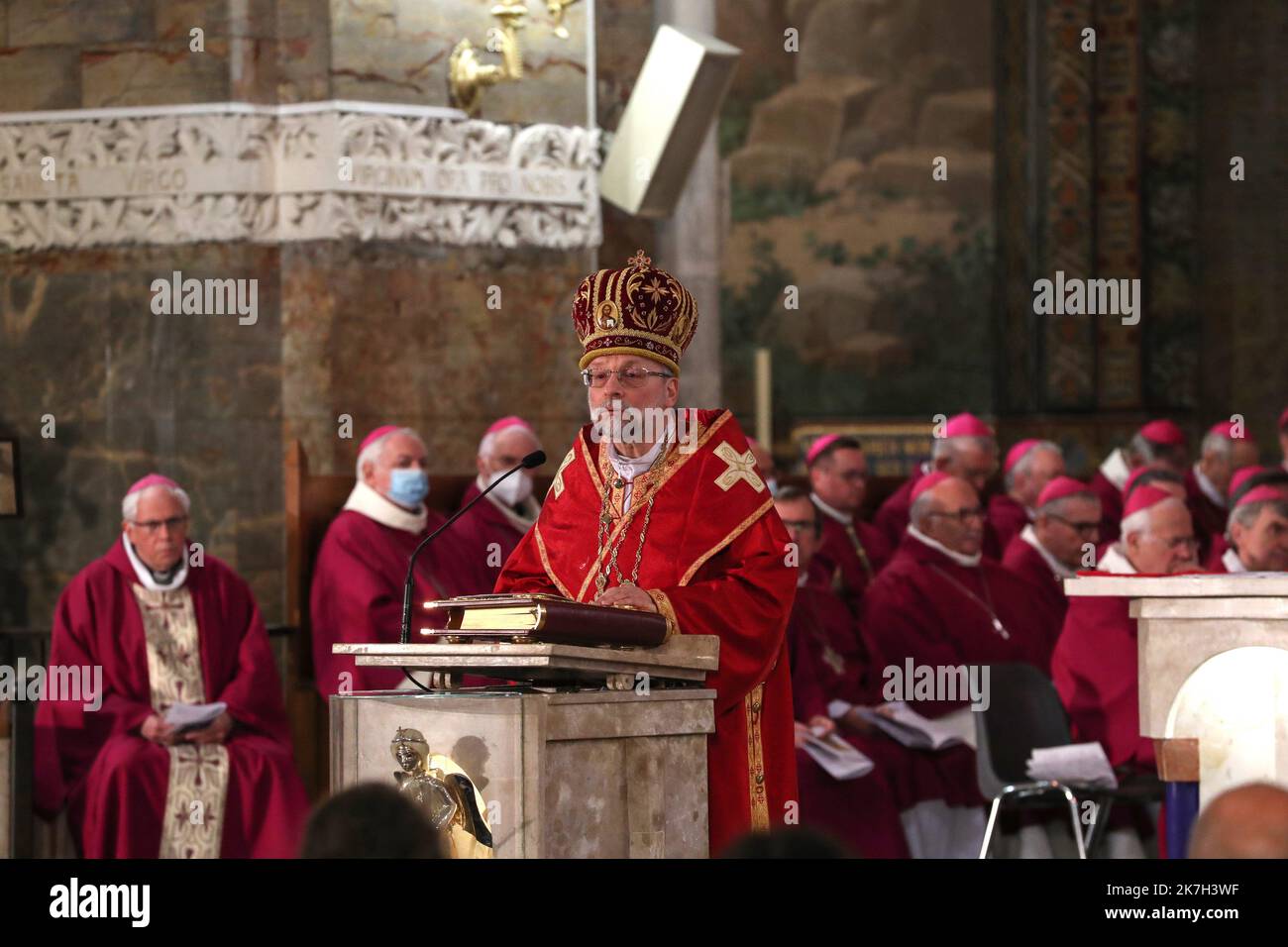 ©Manuel Blondau/AOP Press/MAXPPP - lors de la première édition de l'assemblée pléniere de printemps, les équidés de France célébrant une messe en greco-catholique presidee Mgr Hlib Lonchyna, administrateur apospolitique de l'Eparchie Saint-Volodymyr-le-Grand rite en France pour le Benelux et les Ukrainiens Pour le manifeste leur proximité avec les Ukrainiens et prier ensemble pour la paix dans une Basilique notre-Dame du Rosaire à Lourdes, France. Lourdes 05/04/2022 Lourdes, France, 5th 2022 avril le premier jour de l'assemblée plénière du printemps, les évêques de France célèbrent une messe Banque D'Images