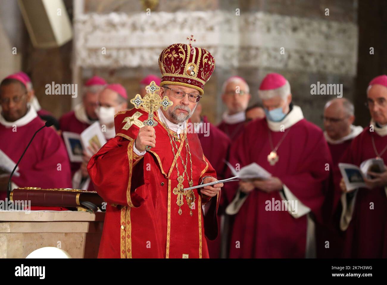©Manuel Blondau/AOP Press/MAXPPP - lors de la première édition de l'assemblée pléniere de printemps, les équidés de France célébrant une messe en greco-catholique presidee Mgr Hlib Lonchyna, administrateur apospolitique de l'Eparchie Saint-Volodymyr-le-Grand rite en France pour le Benelux et les Ukrainiens Pour le manifeste leur proximité avec les Ukrainiens et prier ensemble pour la paix dans une Basilique notre-Dame du Rosaire à Lourdes, France. Lourdes 05/04/2022 Lourdes, France, 5th 2022 avril le premier jour de l'assemblée plénière du printemps, les évêques de France célèbrent une messe Banque D'Images