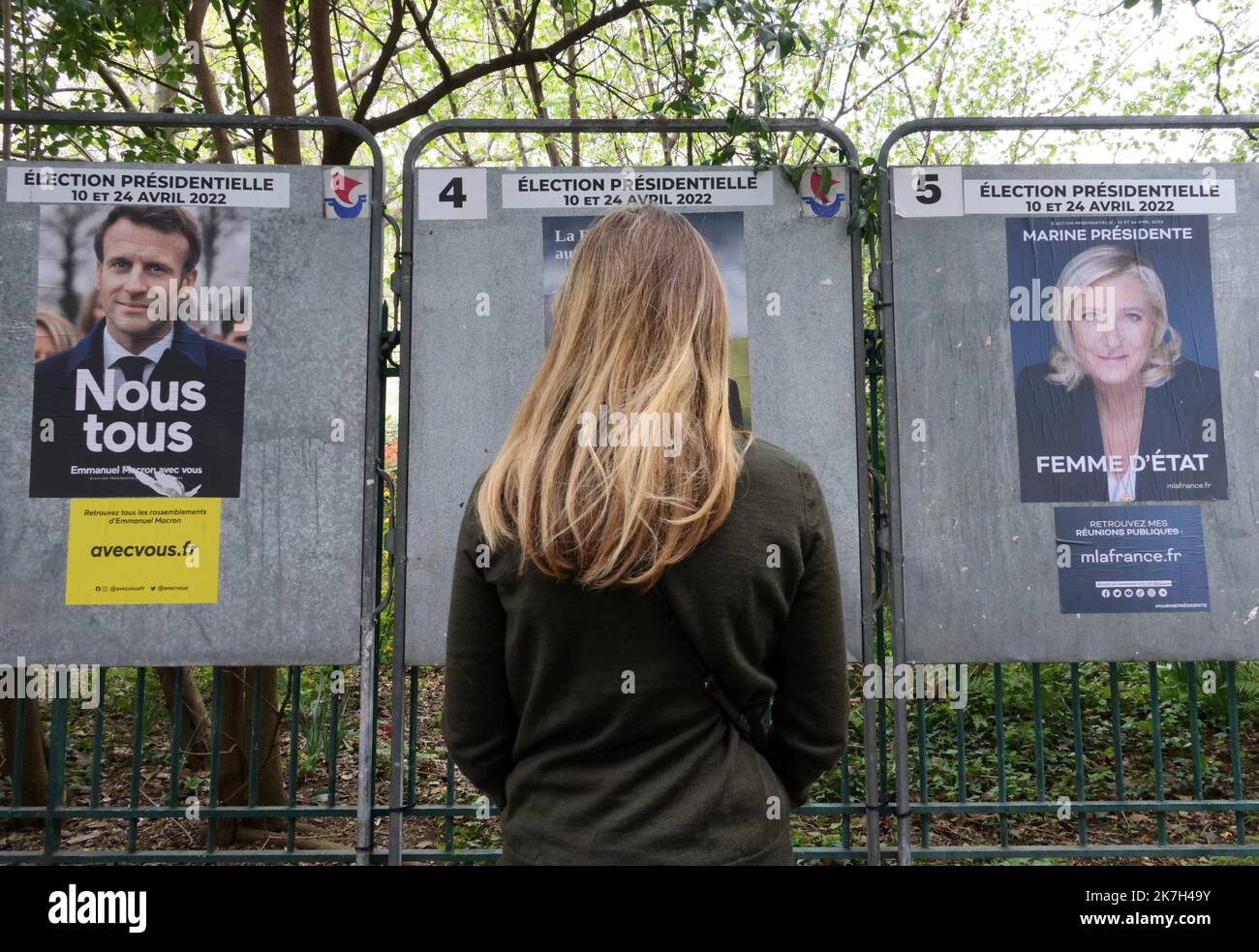 ©PHOTOPQR/LE PARISIEN/Delphine Goldsztejn ; Paris ; 06/04/2022 ; volets électriques des candidatures. Affiches d'Emmanuel Macron et Marine le Pen rue de Babylone, 75007 Paris le 06/04/2022 photo : Delphine Goldsztejn - France élira son nouveau président les 10th et 24th 2022 avril Banque D'Images