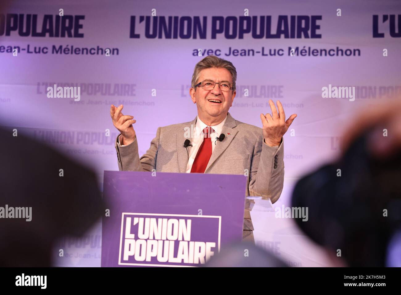 ©PHOTOPQR/LE PARISIEN/Fred Dugit ; Paris ; ; politique Paris XIE, le 10 avril 2022 Premier tour de l'éducation présidentielle le candidat Jean Luc Mélenchon avec ses sympathisants au Cirque d'hiver pour les résultats du premier tour de l'éducation présidentielle. Photo LP / Fred Dugit Parti de gauche français la France Insoumise (LFI) le candidat à la présidence Jean-Luc Melenson s'adresse aux partisans du parti au Cirque d'hiver à Paris sur 10 avril 2022. Banque D'Images