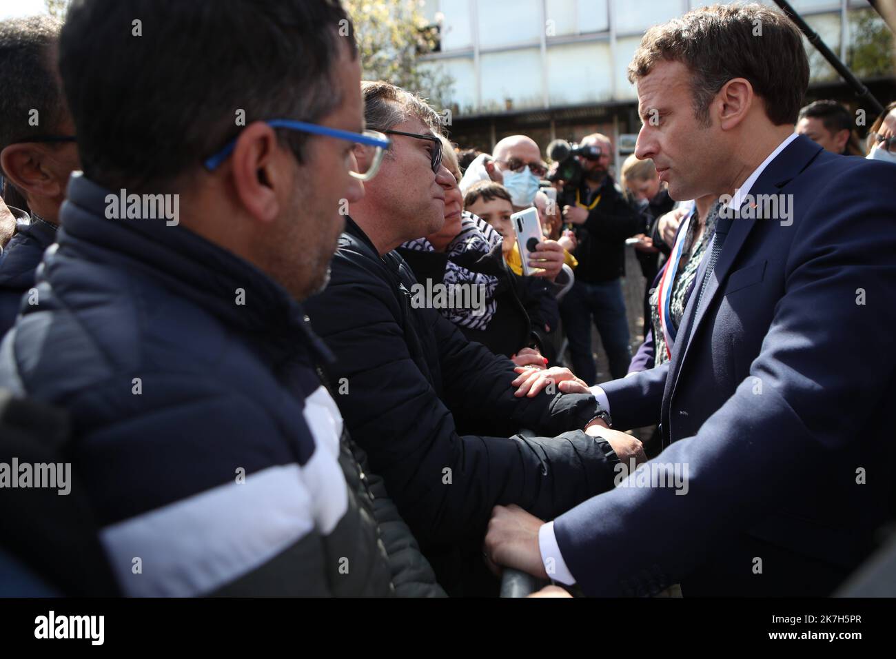 ©PHOTOPQR/VOIX DU NORD/Sami Belloumi ; 14/11/2021 ; Denain le 10 avril 2022 : visite d'Emmanuel Macron. PHOTO SAMI BELLOUMI LA VOIX DU NORD. Le candidat à la réélection du président français et parti libéral la République en Marche (LREM) Emmanuel Macron (C) salue ses partisans lors d'une visite d'une journée dans les hauts-de-France, à l'hôtel de ville de Denain, dans le nord de la France, sur 11 avril 2022 Banque D'Images