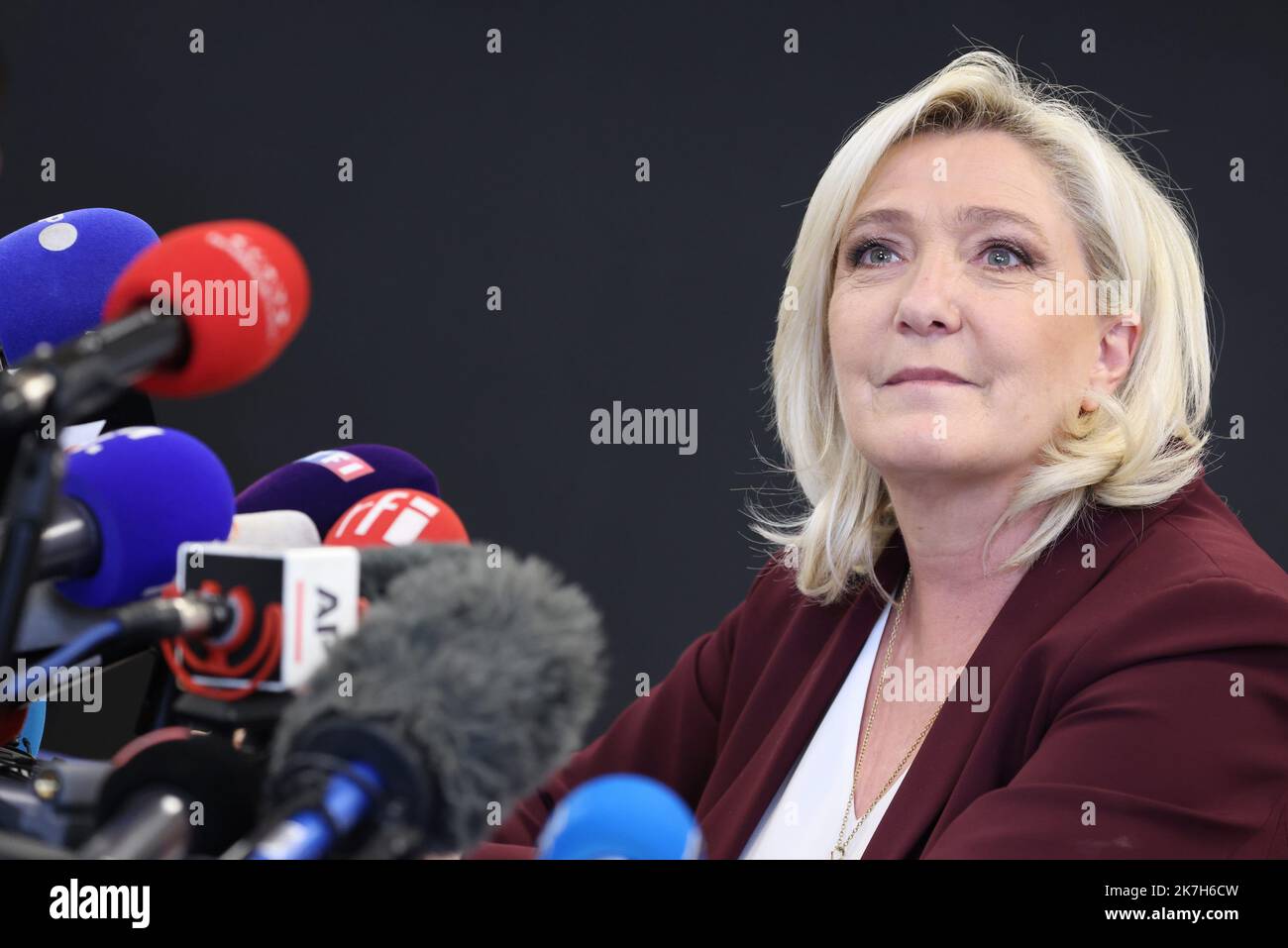©PHOTOPQR/LE PARISIEN/LP / Arnaud Journois ; VERNON ; 12/04/2022 ; ELECTION PRESIDENTIELLE 2022 , CONFÉRENCE DE PRESSE DE MARINE LE PEN SUR LE THÈME Français extrême-droite rassemblement National (RN) candidat à la présidence Marine le Pen s'adresse à une conférence de presse avant le deuxième tour de l'élection présidentielle française de 24 avril, sur 12 avril 2022 à Vernon, en Normandie. Banque D'Images