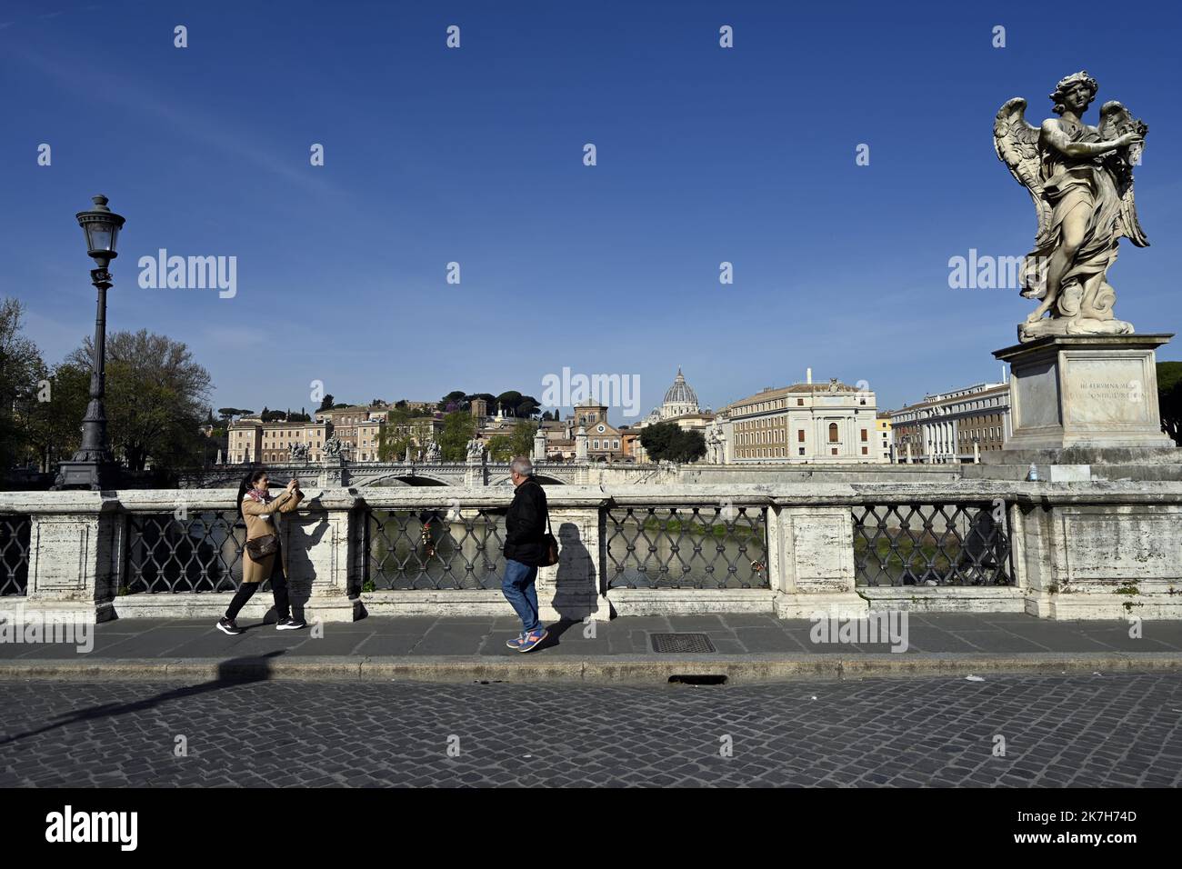 ©PHOTOPQR/L'EST REPUBLICAIN/ALEXANDRE MARCHI ; ROMA ; 14/04/2022 ; RELIGION CATHOLIQUE - CATHOLICIME - CHRETIEN - BASILIQUE SAINT PIERRE - FETES DE PAQUES 2022 - ITALIE. Cité du Vatican 14 avril 2022. Le dôme de la basilique Saint-Pierre, depuis le pont du Château Saint Ange, où les chèques du monde entier doivent avoir les traditionelles fêtes de Pâques, à partir du vendredi 15 avril, et le coup d'État d'entrée eux ont fait le placement jusqu'à Rome, Et plus précis au Vatican en la basilique Saint-Pierre avec le pape François. La basilique Saint-Pierre (en latin : Sancti Petri et en itali Banque D'Images