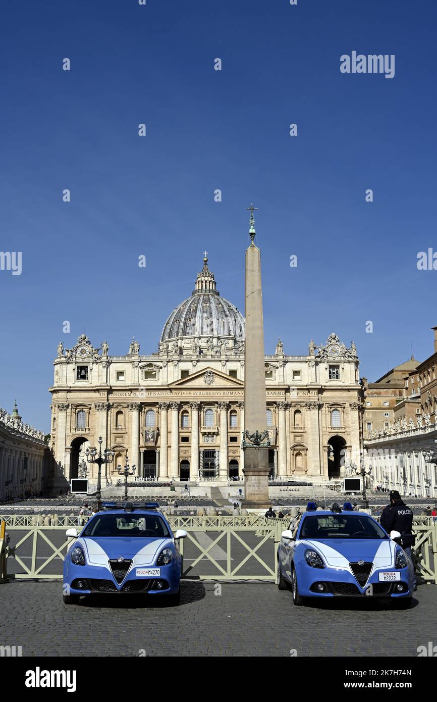 ©PHOTOPQR/L'EST REPUBLICAIN/ALEXANDRE MARCHI ; ROMA ; 14/04/2022 ; SECURITE - POLICE - POLIZIA- RELIGION CATHOLIQUE - CATHOLICITE - CHOLISME - CHRETIEN - BASILIQUE SAINT PIERRE - FETES DE PAQUES 2022 - ITALIE - SAINT SIEGE. Cité du Vatican 14 avril 2022. Des vocations de police (polizia) sur la place Saint-Pierre à 24 heures des traditionelles fêtes de Pâques que les chèques du monde entier vient vêtir à Rome, et plus pré ciment au Vatican en la basilique Saint-Pierre avec le pape François. La basilique Saint-Pierre (en latin : Sancti Petri et en italien : San Pietro in Vaticano) est l'édifice re Banque D'Images