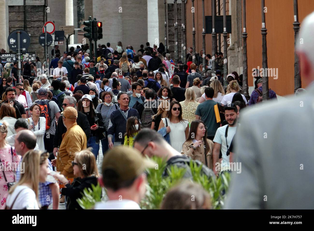 ©PHOTOPQR/L'EST REPUBLICAIN/ALEXANDRE MARCHI ; ROMA ; 14/04/2022 ; SECURITE - POLICE - POLIZIA- RELIGION CATHOLIQUE - CATHOLICITE - CHOLISME - CHRETIEN - BASILIQUE SAINT PIERRE - FETES DE PAQUES 2022 - ITALIE - SAINT SIEGE. Cité du Vatican 14 avril 2022. Des touristes et des enfants catholiques sans masques tente la place Saint-Pierre à 24 heures des traditionelles fêtes de pâtes que les chèques du monde entier viennent faire à Rome, et plus pré ciation au Vatican en la basilique Saint-Pierre avec le pape François. La basilique Saint-Pierre (en latin : Sancti Petri et en italien : San Pietro in Banque D'Images