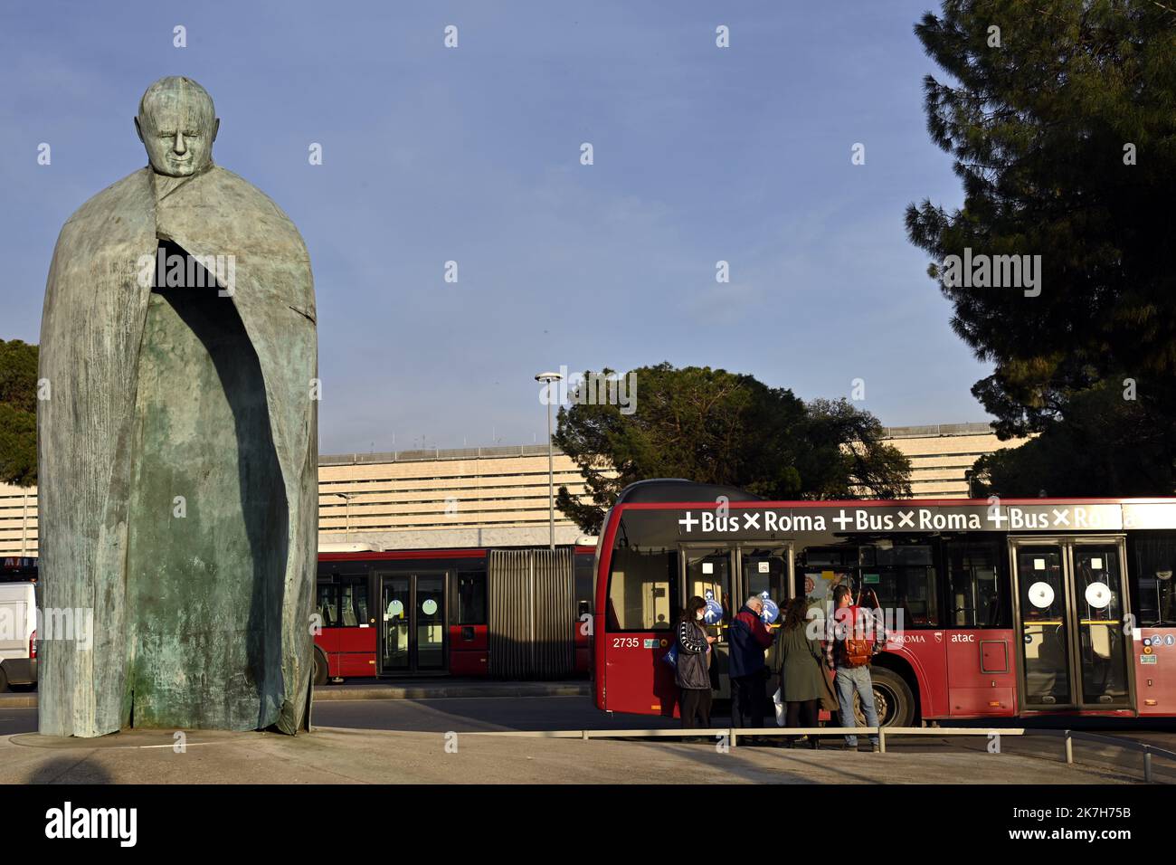 ©PHOTOPQR/L'EST REPUBLICAIN/ALEXANDRE MARCHI ; ROMA ; 13/04/2022 ; RELIGION CATHOLIQUE - CHRÉTIEN - STATUE DE JEAN PAUL II - PAPE. Rome 13 avril 2022. La statue de 5 mètres du haut du pape Jean-Paul II (Karol Jozef Wotjyla) par le sculpteur Oliviero RAINALDI près de la gare Termini de Rome. - Rome, Italie, avril 13th 2022 sculpture du Pape Jean-Paul II près de la gare Termini Banque D'Images