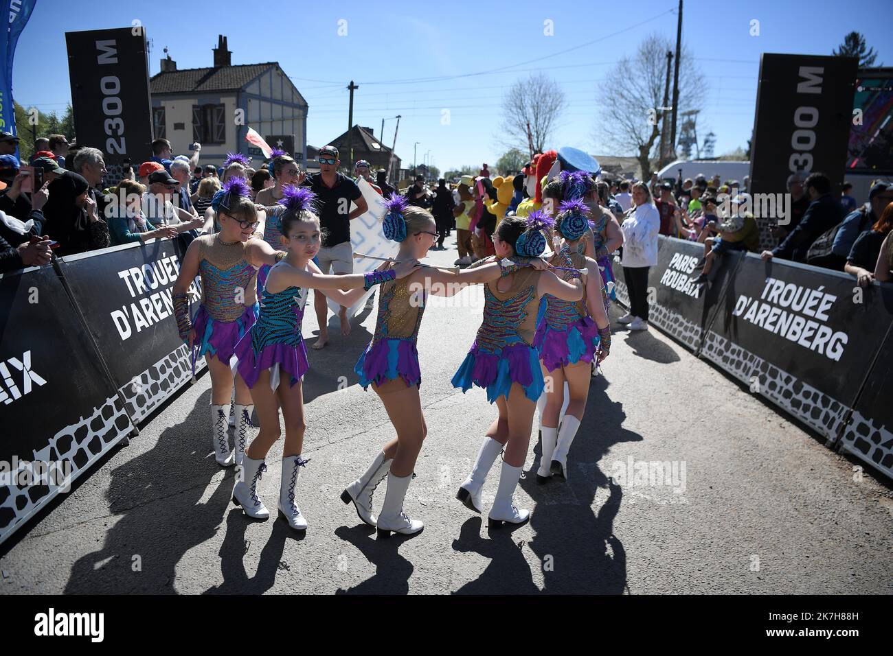 ©PHOTOPQR/VOIX DU NORD/PIERRE ROUANET ; 17/04/2022 ; Wallers Arenberg, le 17/04/2022. Cours cyciste Paris Roubaix 2022, dans la trouée d'Arenberg (rêve des boules d'HERIN). PHOTO PIERRE ROUANET LA VOIX DU NORD - Paris–Roubaix course cycliste 17 avril 2022 Banque D'Images