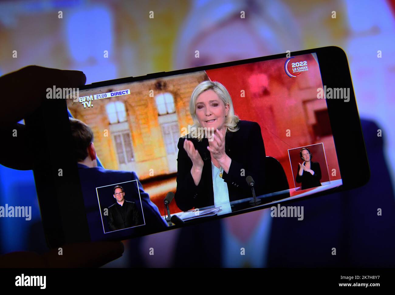 ©Mourad ALLILI/MAXPPP - 20/04/2022 Debat entre les deux tours d'élections présidentielles entre Emmanuel Macron et Marine le Pen le débat entre le parti d'extrême-droite français rassemblement National (RN) candidat à la présidence Marine le Pen et le président et parti libéral français la République en Marche (LREM) candidat à la réélection Emmanuel Macron en direct diffusé Sur la chaîne de télévision publique française France 2 et la chaîne privée française TF1 à Saint-Denis, près de Paris, sur 20 avril 2022, quatre jours avant le deuxième tour de l'élection présidentielle française. Banque D'Images