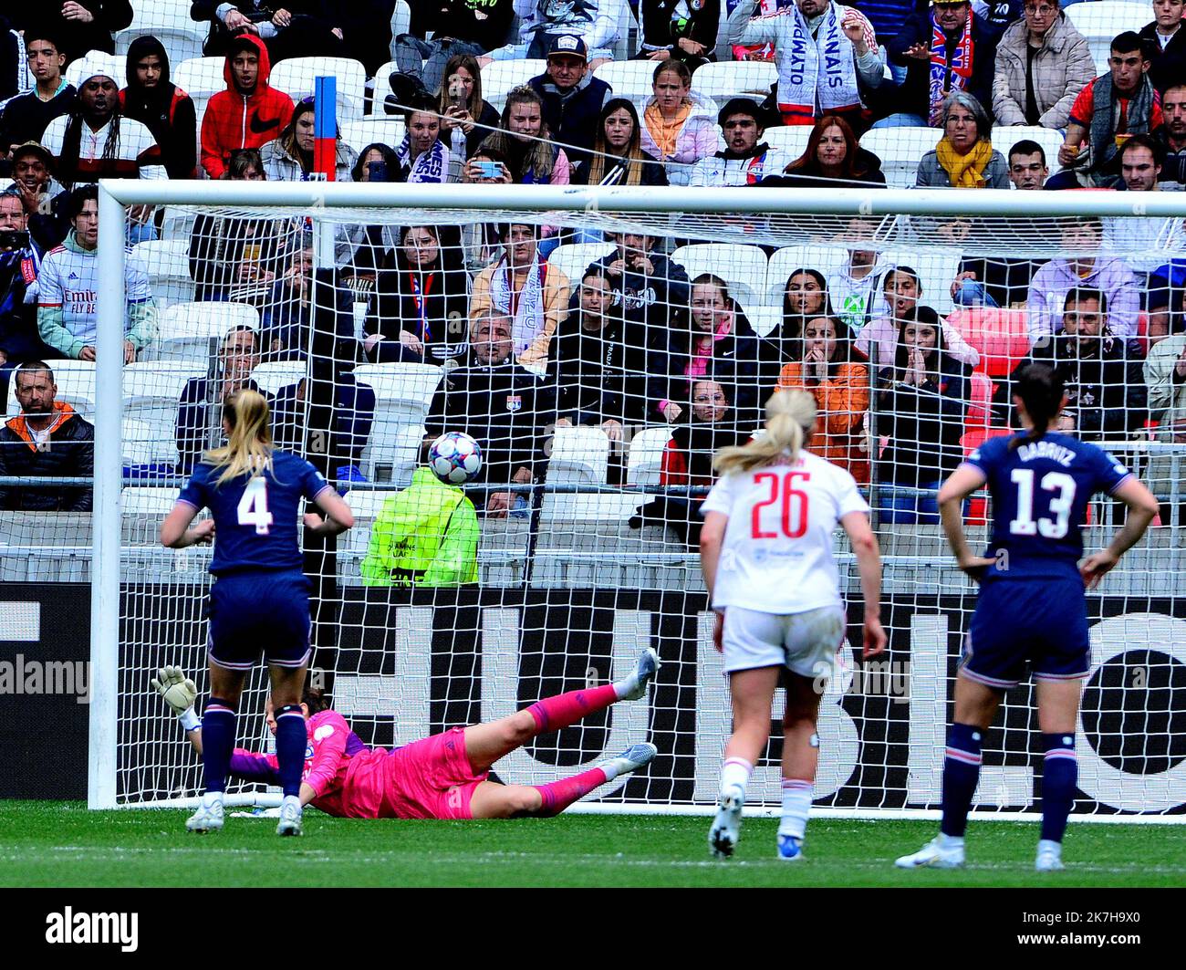 ©PHOTOPQR/LE PROGRES/Richard MOUILLUD - Décines-Charpieu 24/04/2022 - le 24/04/2022 OL in 1/2 finale uefa Feminol psg -OL Feminin 1/2 finale uefa ol psg le PSG refait à 3 buts à 2 sur pénalty Lyon, France, avril 24th 2022 semi finale de l'uefa féminine entre Lyon et Paris Banque D'Images