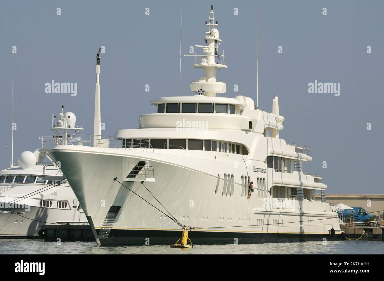 ©Francois Glories/MAXPPP - 02/09/2005 Super Yacht Ecstasea (85,95 m), construit en 2004, il a été vendu par l'oligarque russe Roman Abramovitch pour $200 millions en 2013, propriété de Javed Fiyaz (milliardaire pakistanais) au quai des Milliartaires du port Vauban d'antibes en France. 02 septembre 2005. Banque D'Images
