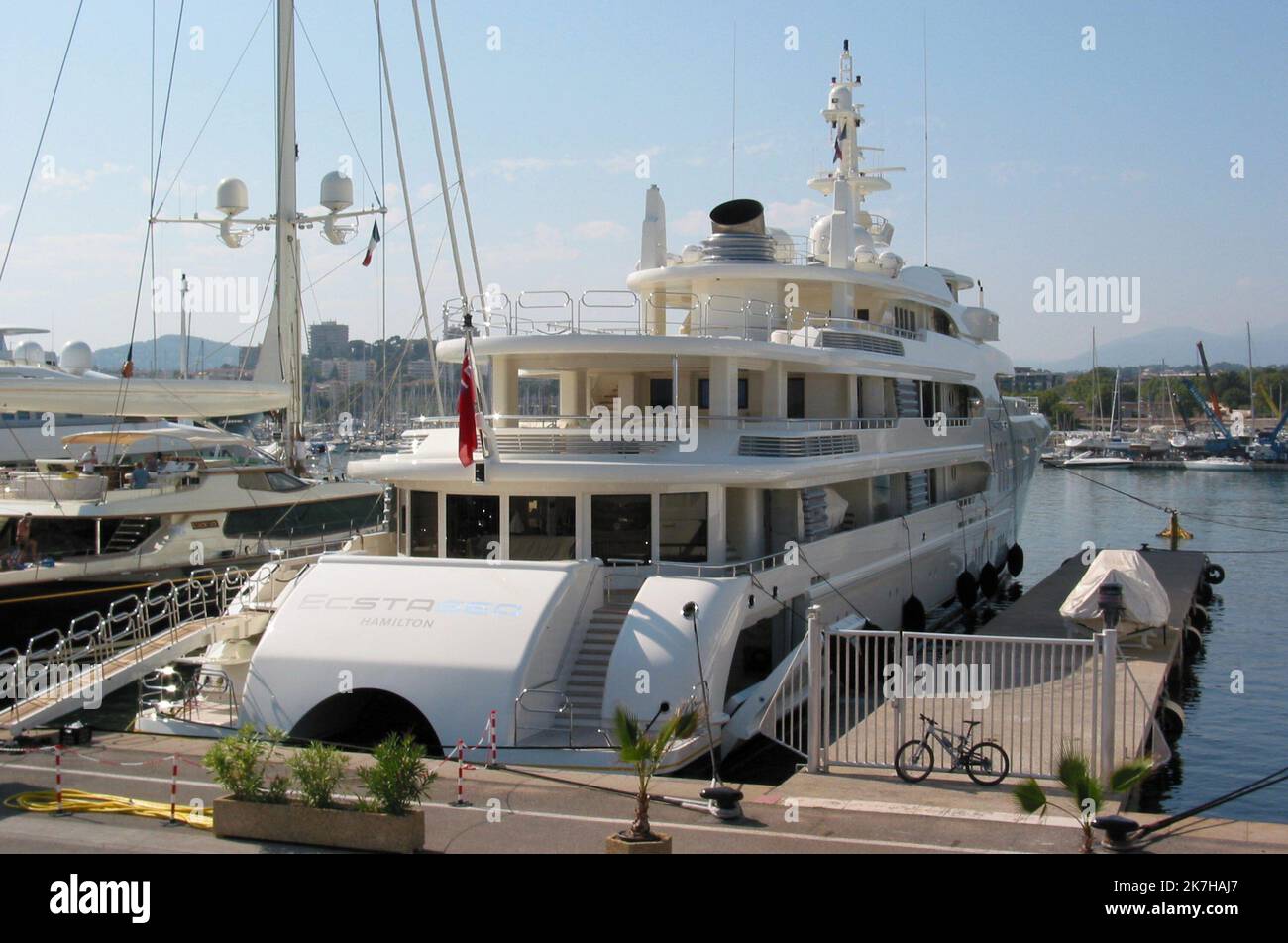 ©Francois Glories/MAXPPP - 02/09/2005 Super Yacht Ecstasea (85,95 m), construit en 2004, il a été vendu par l'oligarque russe Roman Abramovitch pour $200 millions en 2013, propriété de Javed Fiyaz (milliardaire pakistanais) au quai des Milliartaires du port Vauban d'antibes en France. 02 septembre 2005. Banque D'Images