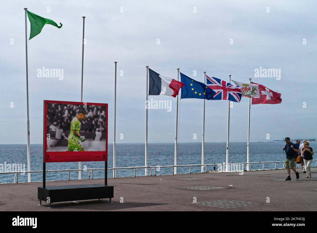 ©SERGE HAOUZI/MAXPPP - Nice A trois jours de la finale de la coupe de France OGC Nice contre Nantes a Paris au Stade de France, la Promenade des Anglais a Nice a pris les couleurs noir et rouge du club local ainsi qu une exposition photos le long du Quai Des États Unis . Les chapes bleues ont égaliement pris la couleur noir et rouge du club . Nice en France le 04 Mai 2022 . - Nice, France, mai 4th 2022 Soccer / trois jours avant la finale du coupe de France OGC Nice contre -Nantes à Paris à la StadeFrance, la Promenade des Anglais, et leurs célèbres chaises à Nice ont pris le noir Banque D'Images