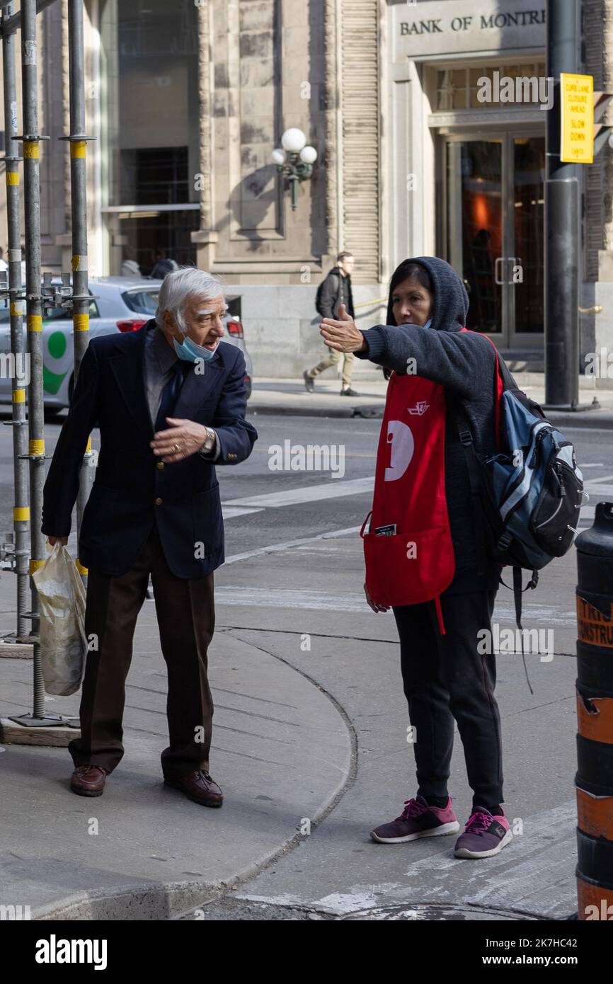 Homme aîné demandant aux travailleurs de la ttc des directions, Toronto (Ontario), Canada Banque D'Images