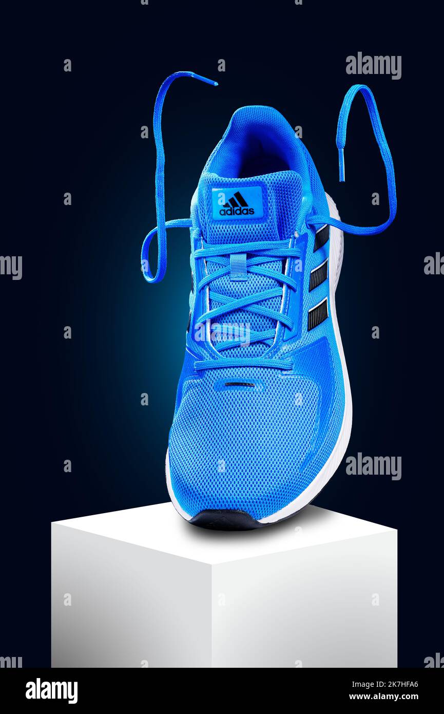 3.10.2022 Estonie, Tallinn: chaussures adidas runfalcon. Chaussures de course à pied Adidas, couleur bleu orange Banque D'Images