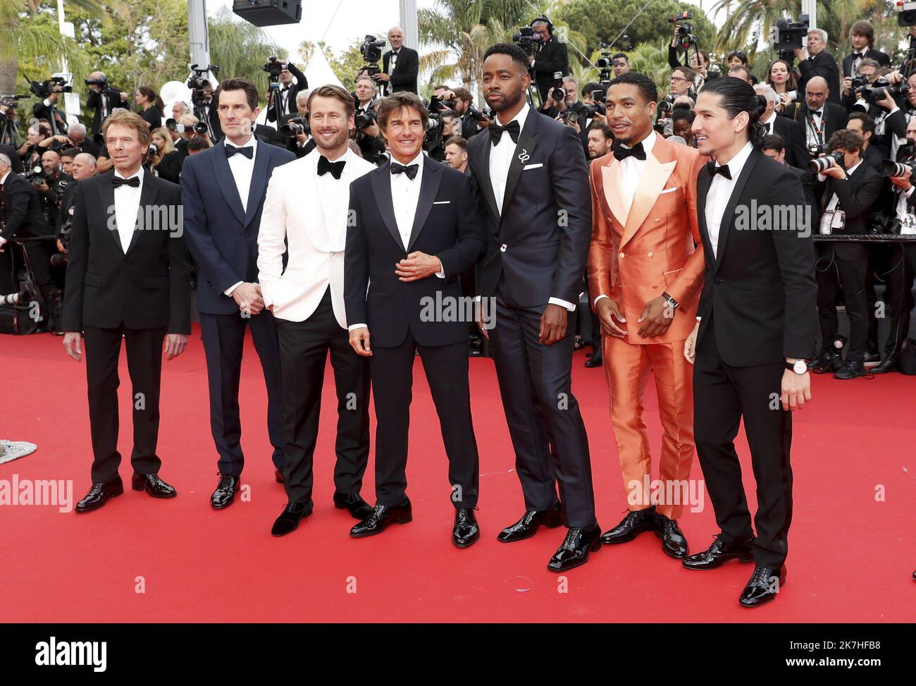 ©PHOTOPQR/NICE MATIN/Patrice Lapoirie ; Cannes ; 18/05/2022 ; Froml) acteur américain Lewis Pullman, acteur américain Greg Tarzan Davis, scénariste et producteur américain Christopher McQuarrie, acteur américain Jay Ellis, acteur américain Glen Powell, acteur américain Miles Teller, L'acteur AMÉRICAIN Danny Ramirez et l'acteur américain Jon Hamm réagissent en regardant l'équipe de vol acrobatique d'élite française 'Patrouille de France' (PAF) survoler le Palais du Festival lorsqu'ils arrivent pour la projection du film 'Top Gun : Maverick' lors de l'édition 75th du Festival de Cannes à Cannes, dans le sud de la France, sur 18 mai 2022. Banque D'Images