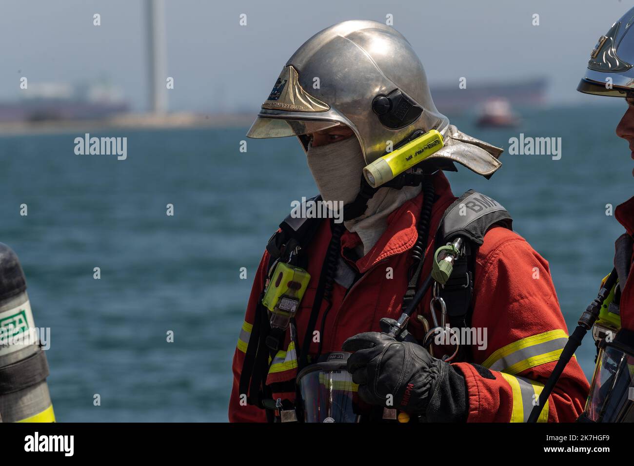 ©Nicolas Beaumont / le Pictorium/MAXPPP - Fos-sur-Mer 18/05/2022 Nicolas Beaumont / le Pictorium - 18/5/2022 - France / Provence-Alpes-Côte d'Azur / Fos-sur-Mer - une pompier du BMPM en raison d'une intervention sur le port de Fos-sur-Mer. / 18/5/2022 - France / Provence-Alpes-Côte d'Azur / Fos-sur-Mer - Un pompier BMPM en équipement d'intervention au port de Fos-sur-Mer. Banque D'Images