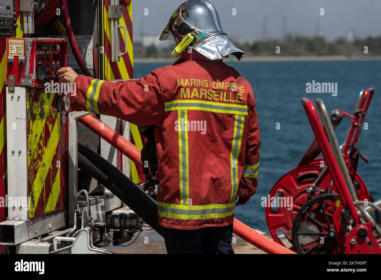 ©Nicolas Beaumont / le Pictorium/MAXPPP - Fos-sur-Mer 18/05/2022 Nicolas Beaumont / le Pictorium - 18/5/2022 - France / Provence-Alpes-Côte d'Azur / Fos-sur-Mer - des pompiers préparateurs de caniveaux contre un incendie sur le port de Fos-sur-Mer / 18/5/2022 - France / Provence-Alpes-Côte d'Azur / Fos-sur-Mer - des pompiers préparent les tuyaux pour combattre un incendie dans le port de FOS-sur-Mer Banque D'Images