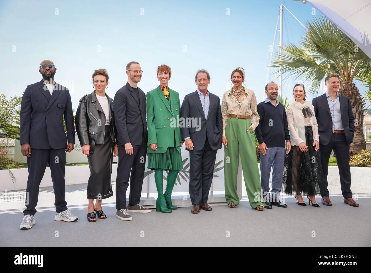 ©PHOTOPQR/LE PARISIEN/Fred Dugit ; Cannes ; 17/05/2022 ; Cuture / Cinéma Palais des festivals à Cannes (06), le 17 mai 2022 Photocall du jury du 75E festival de Cannes pré-placé l'acteur Vincent Lindon, ainsi que Noomi RAPACE, Jeff NICHOLS, LY, Rebecca HALL, DeepUne, DEEPKA Jasmine TRINCA, Joachim TRÈVES et Asghar FARHADI. Photo LP / Fred Dugit - Festival international de Cannes le 17th 2022 mai Banque D'Images