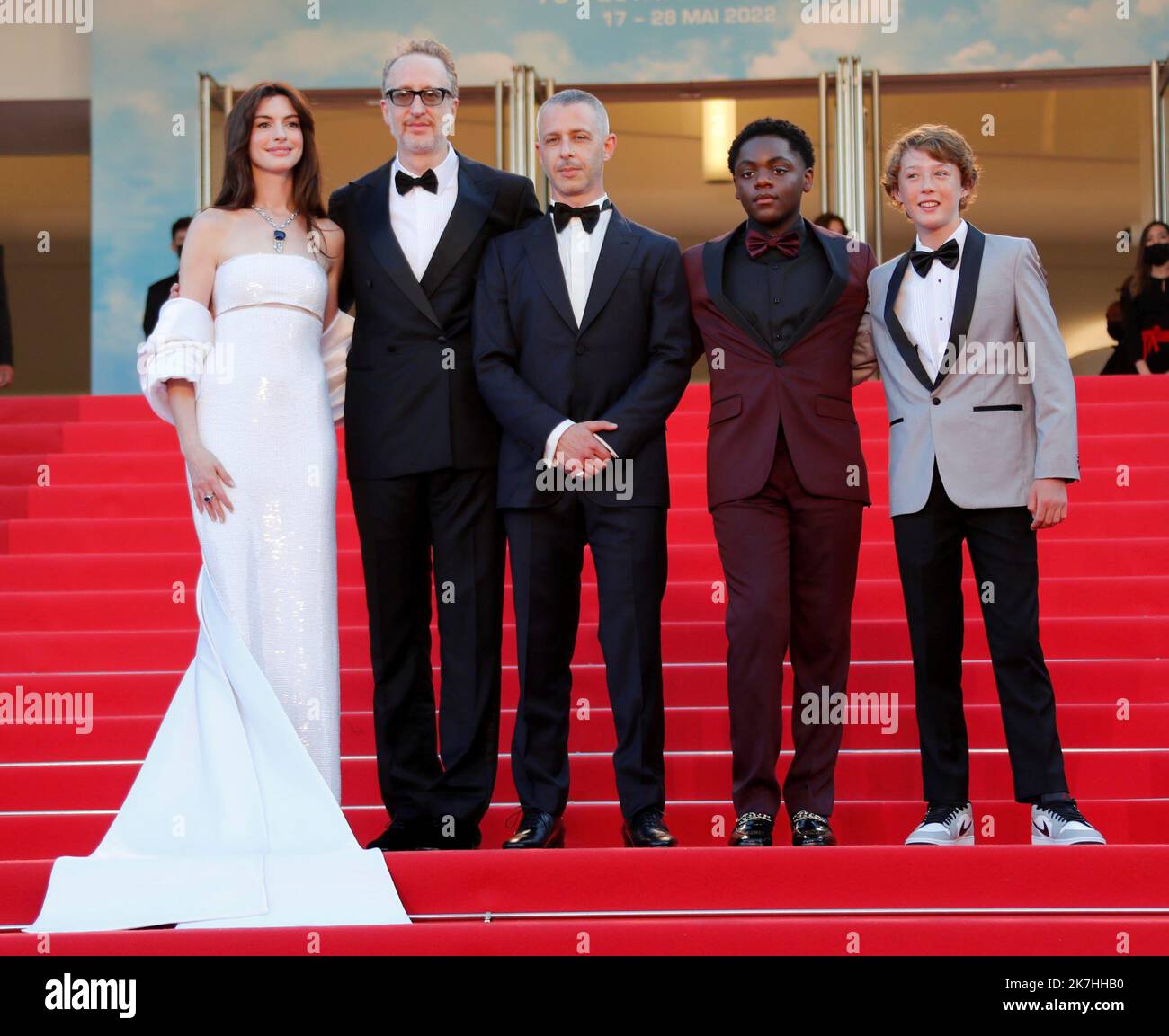 ©PHOTOPQR/NICE MATIN/Patrice Lapoirie ; Cannes ; 19/05/2022 ; Froml) l'actrice américaine Anne Hathaway, le réalisateur américain James Gray, l'acteur américain Jeremy Strong, l'acteur Michael Banks Repeta et l'acteur Jaylin Webb posent alors qu'ils arrivent pour la projection du film « Armageddon Time » lors de l'édition 75th du Festival de Cannes, dans le sud de la France, sur 19 mai 2022. Banque D'Images