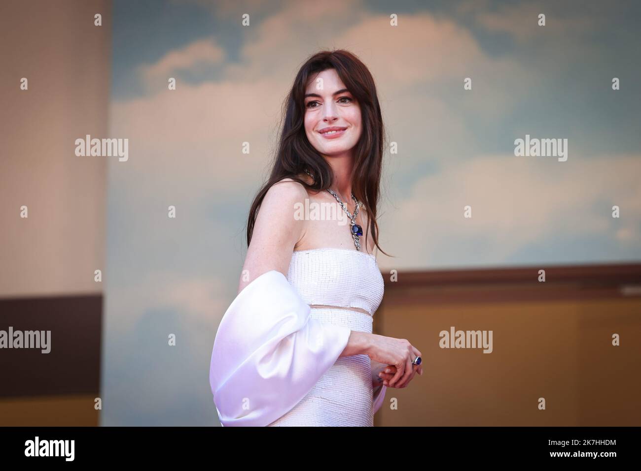 ©PHOTOPQR/LE PARISIEN/Fred Dugit ; Cannes ; 19/05/2022 ; Cuture / Cinéma Palais des festivals à Cannes (06), le 19 mai 2022 montée des marches du film ARMAGEDDON TIME [en préparation] Anne Hathaway Actrice Banque D'Images