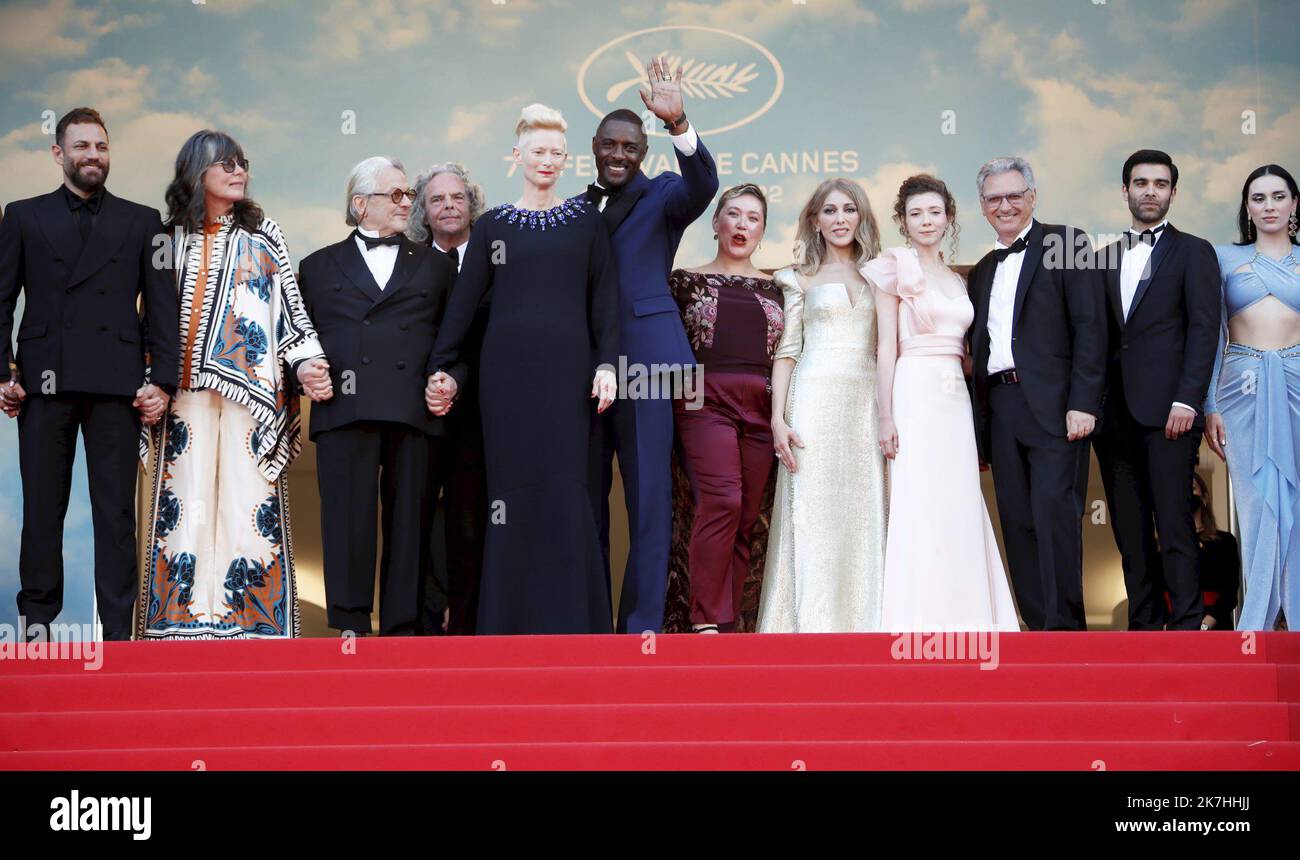 ©PHOTOPQR/NICE MATIN/Patrice Lapoirie ; Cannes ; 20/05/2022 ; (de L) scénariste Augusta Gore, actrice turque Burcu Golgedar, actrice britannique Idris Elba et sa femme Sabrina Dhowre Elba, actrice britannique Tilda Swinton, Le réalisateur et scénariste australien George Miller et le producteur britannique Doug Mitchell arrivent pour la projection du film « trois mille ans de désir » lors de l'édition 75th du Festival de Cannes, dans le sud de la France, sur 20 mai 2022. - Festival international de Cannes le 20th 2022 mai Banque D'Images