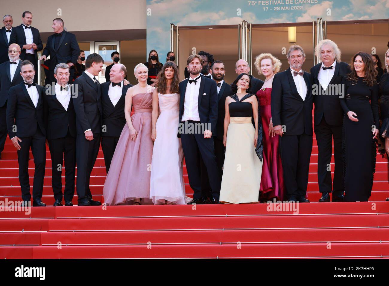 ©PHOTOPQR/NICE MATIN/Patrice Lapoirie ; Cannes ; 21/05/2022 ; de L) acteur britannique Harris Dickinson, acteur suédois Henrik Dorsin, actrice danoise Vicki Berlin, mannequin sud-africain et actrice Charlbi Dean, réalisateur et scénariste suédois Ruben Ostlund, acteur suédois Arvin Kananian, acteur américain Woody Harrelson, actrice philippine de Leon Dolly de Leon L'actrice suisse Sunnyi Melles arrive pour la projection du film "Triangle de la tristesse" lors de l'édition 75th du Festival de Cannes à Cannes, dans le sud de la France, sur 21 mai 2022. - Festival international de Cannes le 20th 2022 mai Banque D'Images