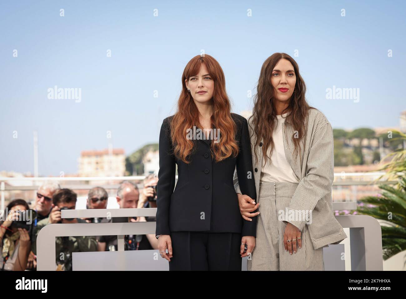 ©PHOTOPQR/LE PARISIEN/Fred Dugit ; Cannes ; 21/05/2022 ; Cuture / Cinéma Palais des festivals à Cannes (06), le 21 mai 2022 Photocall du film WAR PONY [un certain regard] GINA GAMMELL Réalisatrice (Royaume-Uni) RILEY KEOUGH Réalisatrice Fred Dugisteur Franklin DONNY / FRED Dalit DONNY (TALL) Banque D'Images