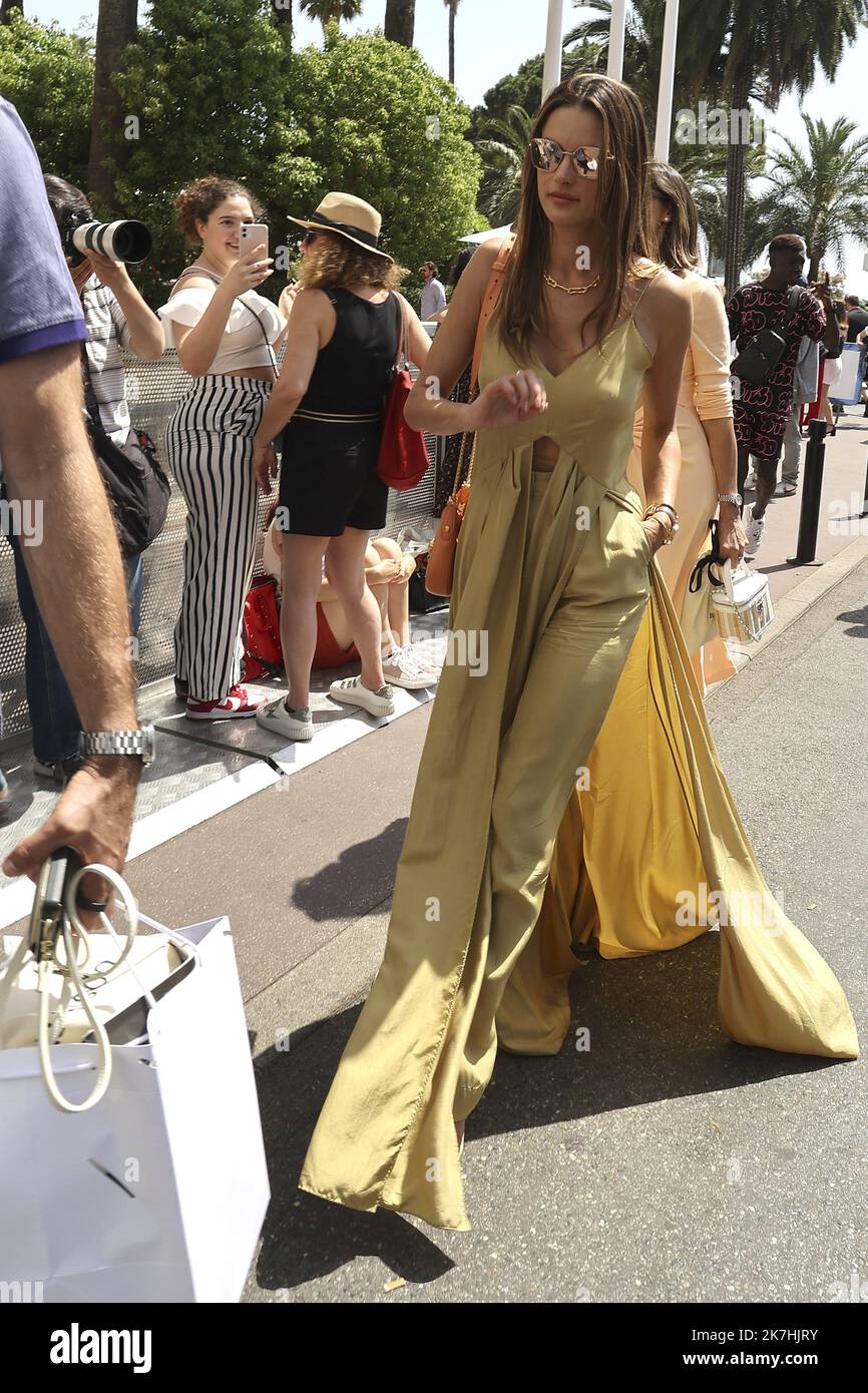 ©François Glories/MAXPPP - 21/05/2022 le mannequin brésilien Alexandra Ambrosio et ses amis marchent sur la Croisette pendant le Festival de Cannes 75th. Banque D'Images