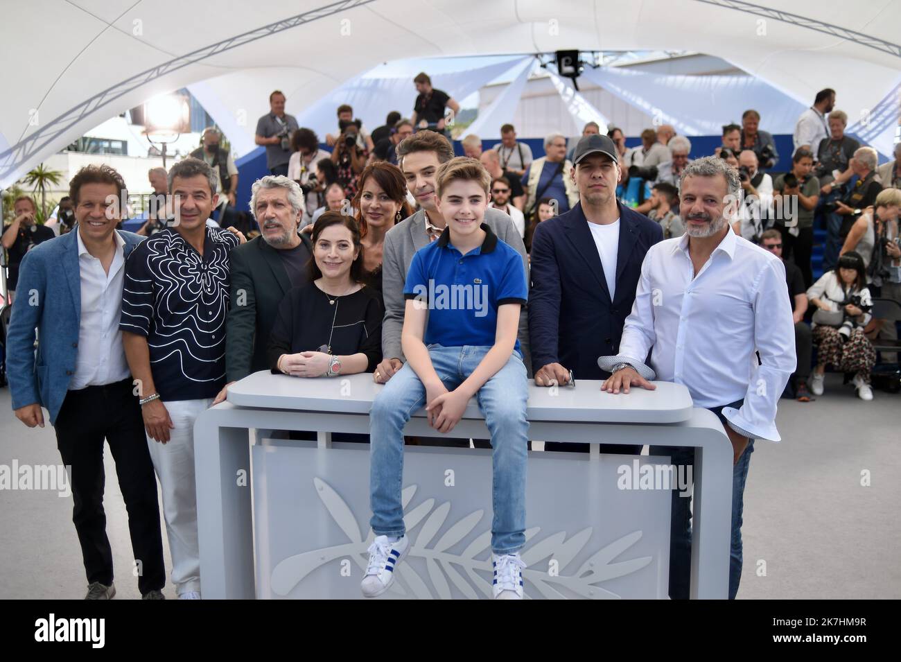 ©franck castel/MAXPPP - 20/05/2022 le petit Nicolas - Qu'est ce Qu'on assister à la journée Etre Heureux - Photocall - le Festival annuel de Cannes 75th CANNES, FRANCE - 21 MAI Aton Soumache, Ludovic Bourge, Alain Chabat, Anne Goscinny, Directrice Amandine Fredon, Directeur Benjamin Massoubre, Simon Faliu, Laurent Lafitte et Lilian Eche Banque D'Images