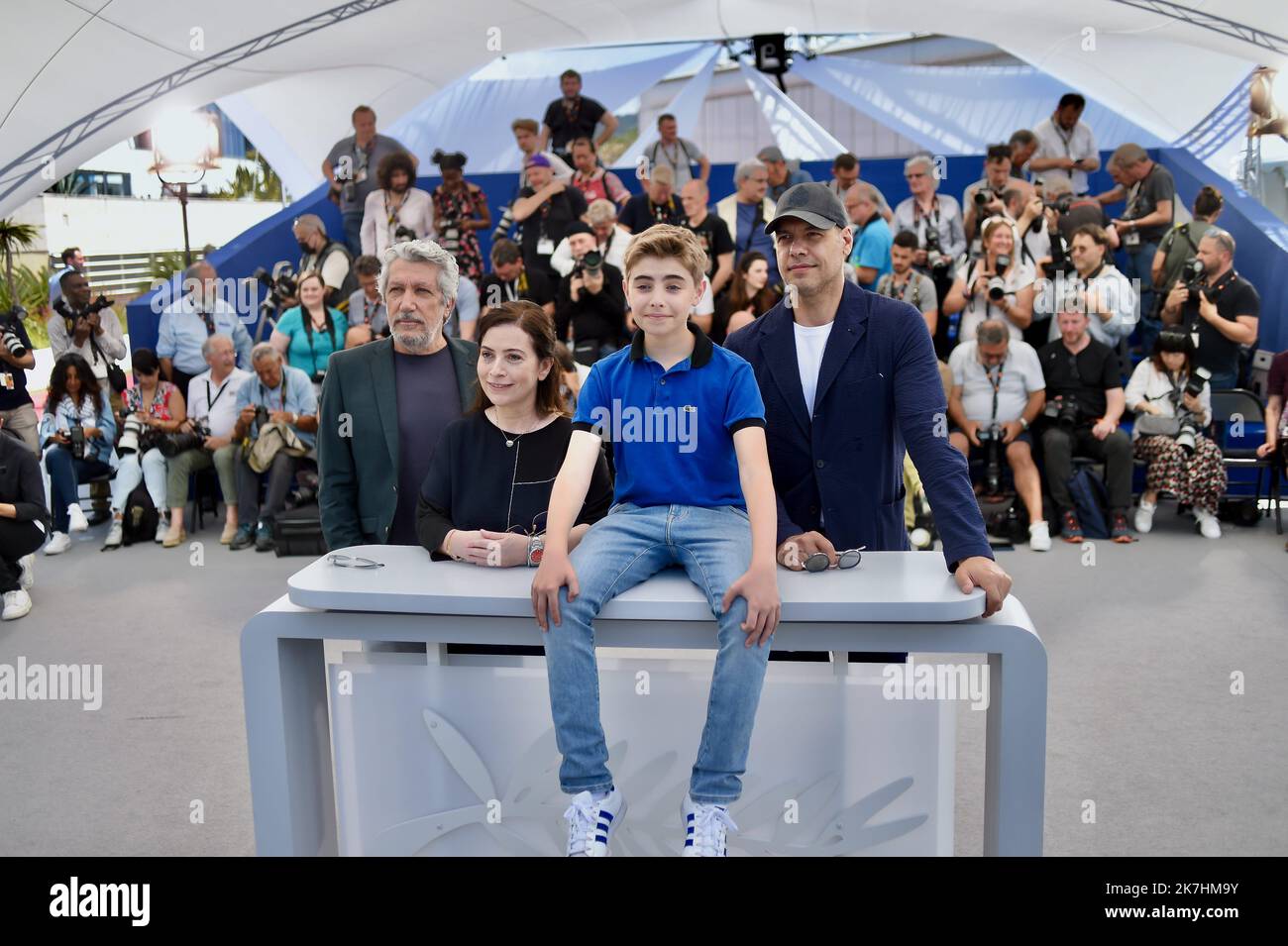©franck castel/MAXPPP - 20/05/2022 le petit Nicolas - Qu'est ce Qu'on assister à la journée Etre Heureux - Photocall - le Festival annuel de Cannes 75th CANNES, FRANCE - 21 MAI Aton Soumache, Ludovic Bourge, Alain Chabat, Anne Goscinny, Directrice Amandine Fredon, Directeur Benjamin Massoubre, Simon Faliu, Laurent Lafitte et Lilian Eche Banque D'Images