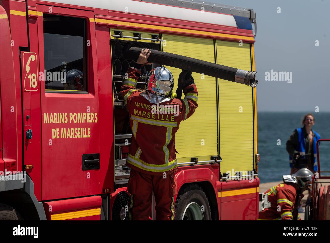 ©Nicolas Beaumont / le Pictorium/MAXPPP - Fos-sur-Mer 18/05/2022 Nicolas Beaumont / le Pictorium - 18/5/2022 - France / Provence-Alpes-Côte d'Azur / Fos-sur-Mer - des pompiers préparateurs de caniveaux contre un incendie sur le port de Fos-sur-Mer / 18/5/2022 - France / Provence-Alpes-Côte d'Azur / Fos-sur-Mer - des pompiers préparent les tuyaux pour combattre un incendie dans le port de FOS-sur-Mer Banque D'Images